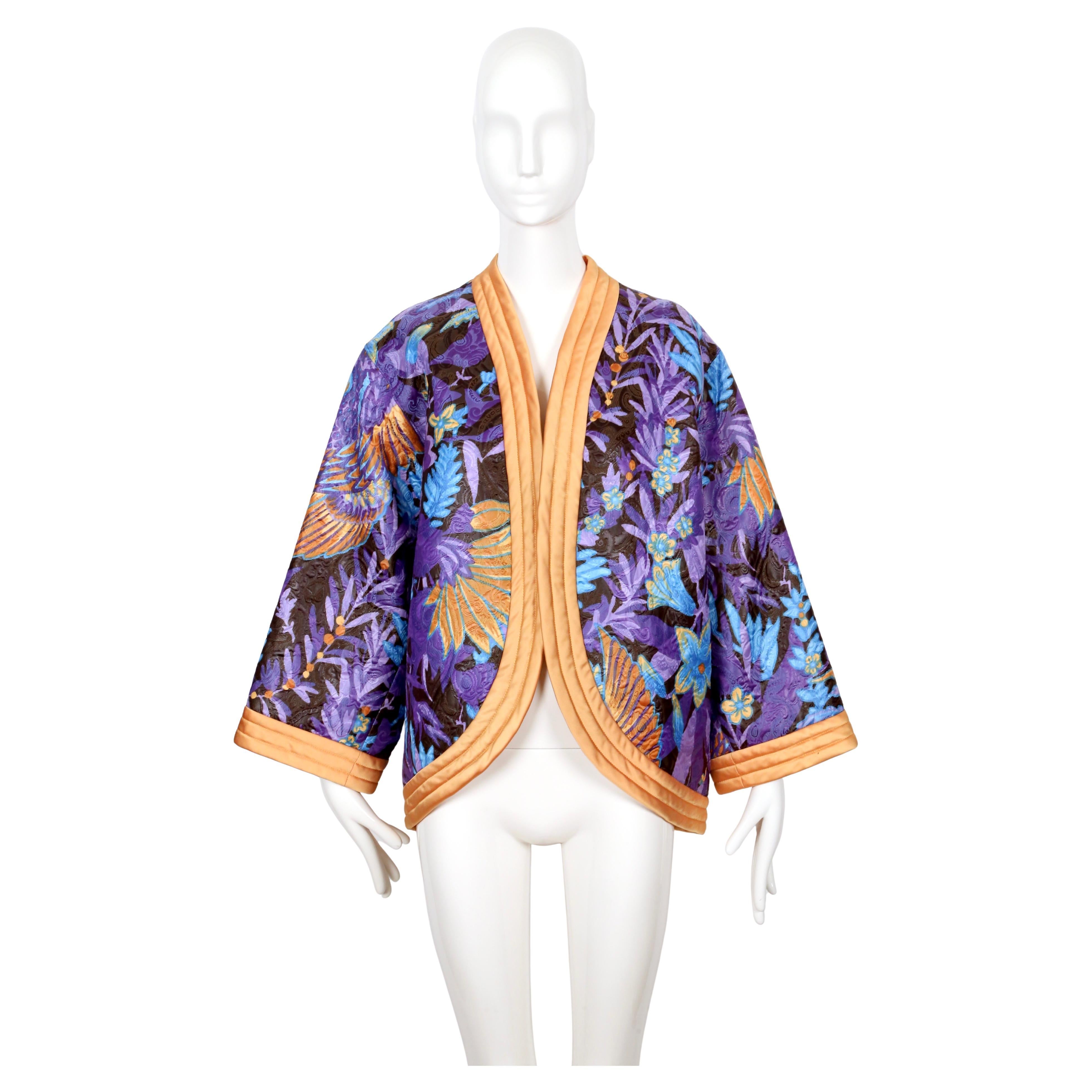 Veste kimono en satin avec motif de phénix asiatique en matelasse, créée par Yves Saint Laurent en 1979, telle qu'elle a été présentée lors du défilé. Labellisé 40 français, il peut cependant convenir à une grande variété de tailles grâce à sa coupe