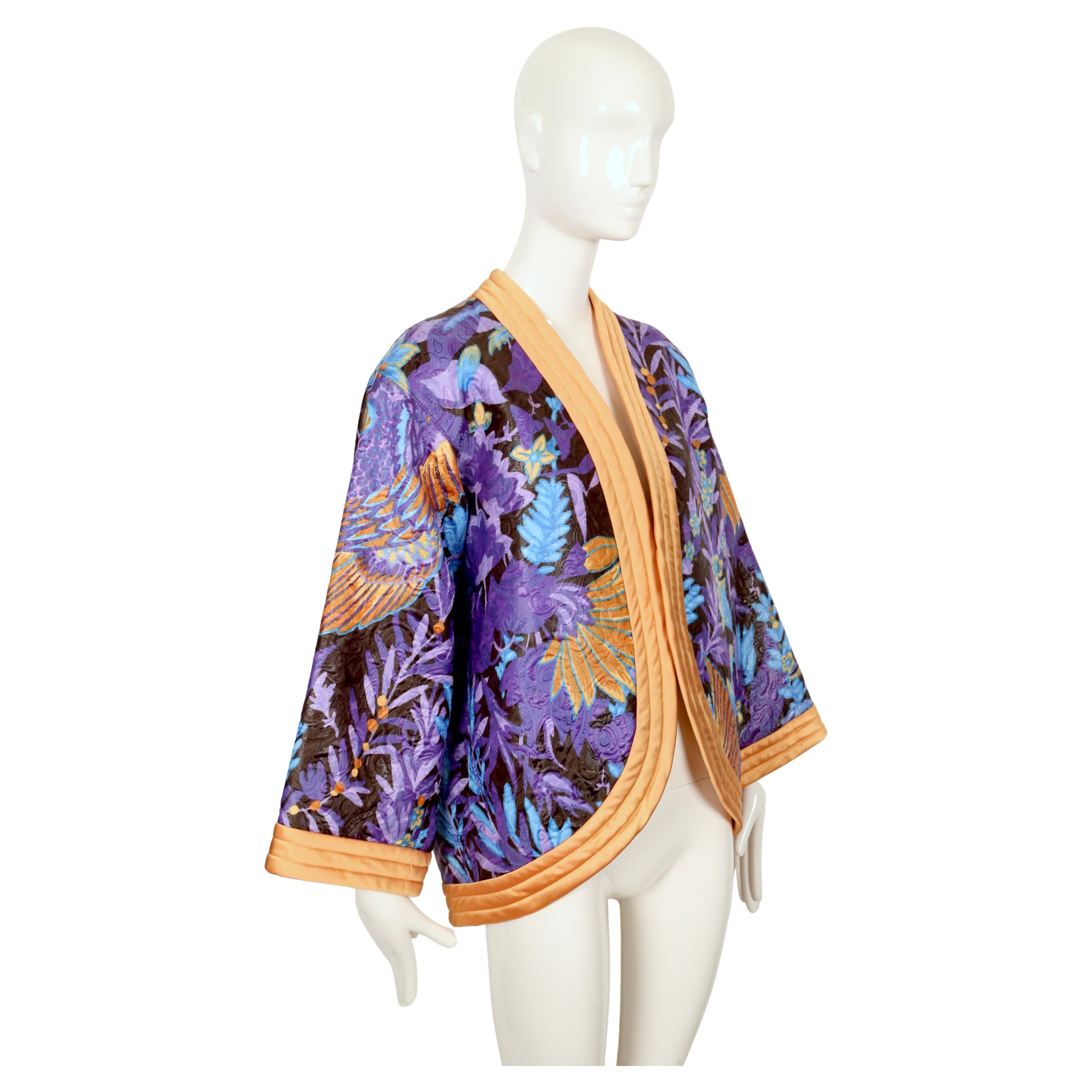 Veste kimono en satin noir avec broderie asiatique YVES SAINT LAURENT, 1979 Unisexe en vente