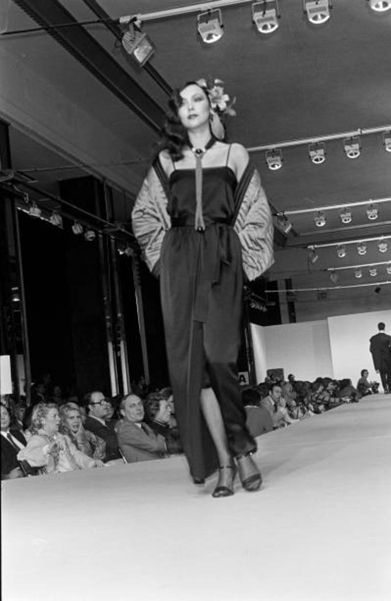 1979 YVES SAINT LAURENT black satin kimono jacket with gold seashell embroidery For Sale 13