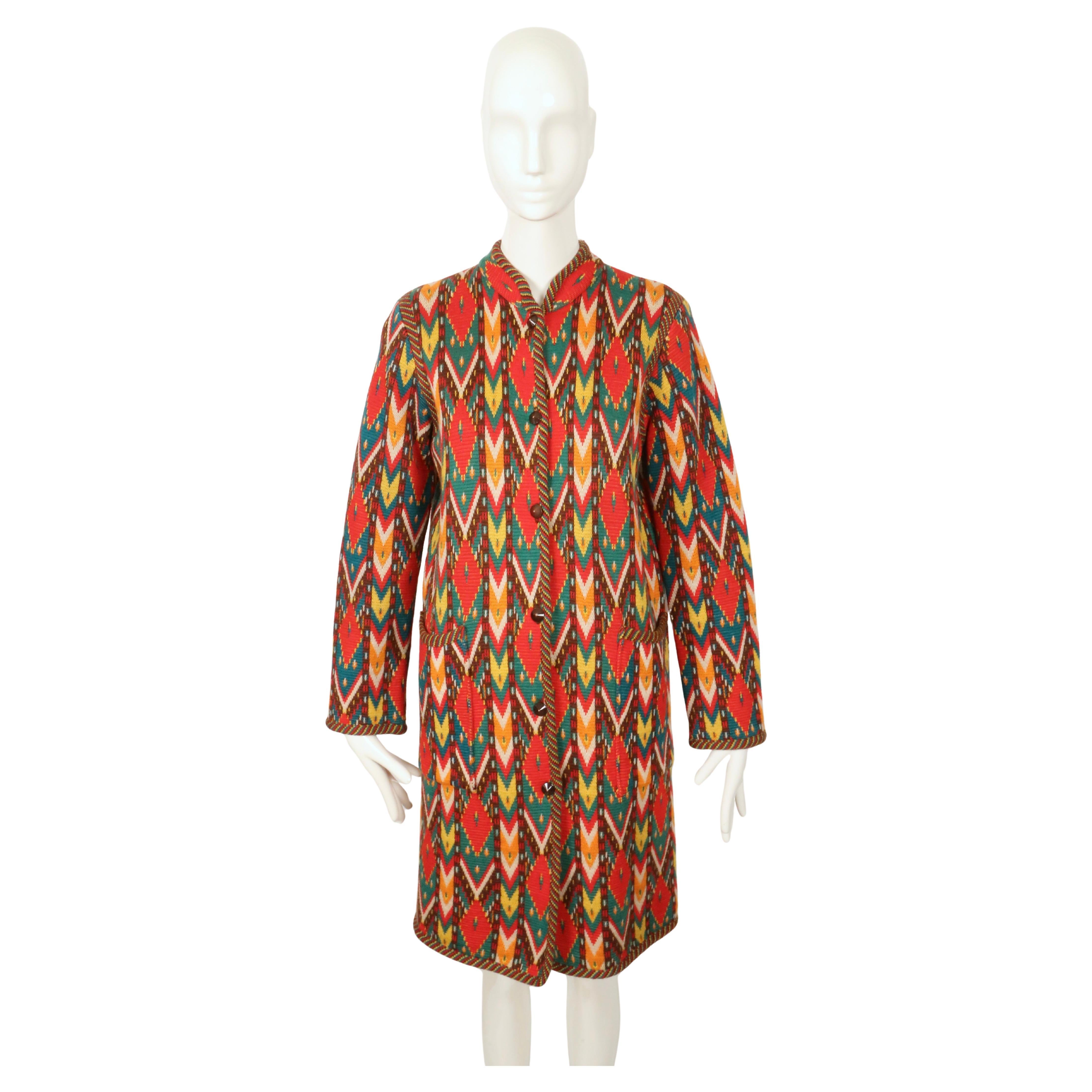 Maglione in lana intrecciata multicolore con motivo Ikat  con tasche applicate, disegnato da Yves Saint Laurent nell'autunno del 1980, esattamente come visto in passerella. Etichettato come taglia 38 francese. Misure approssimative (non stirata):