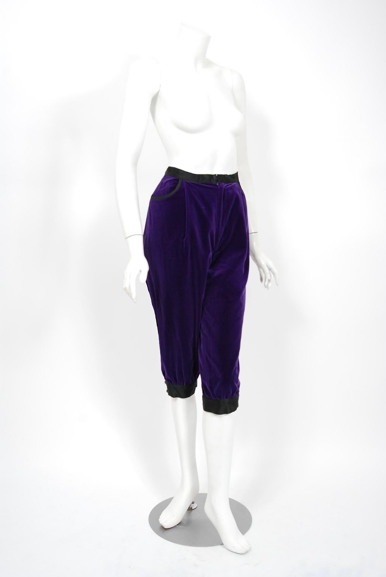 Combinaison pantalon couteau en velours violet vintage documentée Yves Saint Laurent, 1979 en vente 3