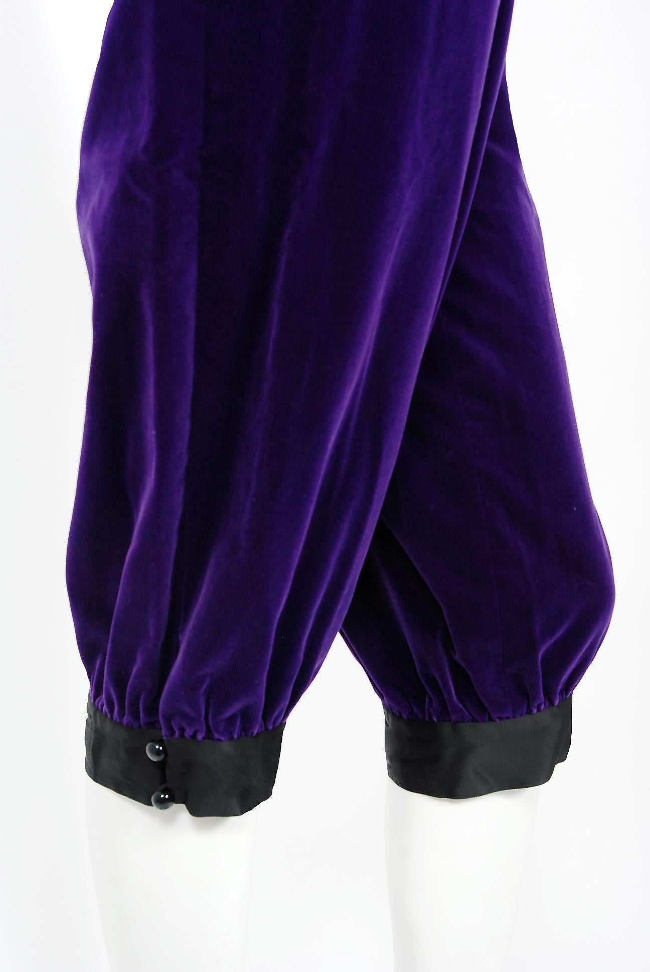 Combinaison pantalon couteau en velours violet vintage documentée Yves Saint Laurent, 1979 en vente 4