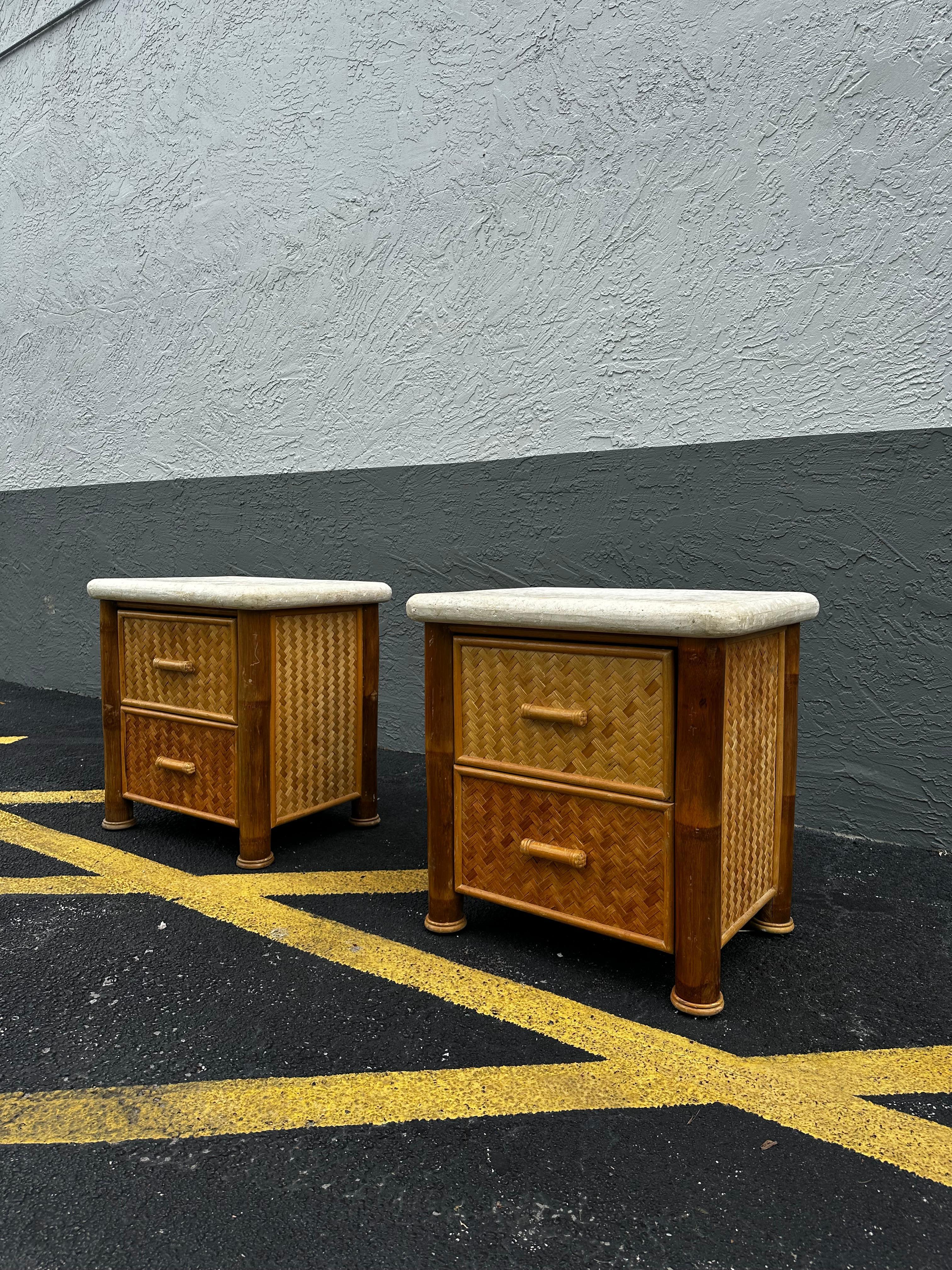 In questa occasione ti offriamo una delle più belle e rare cassettiere di design in rattan e bambù bruciato di Wood Wood che tu possa sperare di trovare. In condizioni originali e non finite. Il design è eccezionale. Questa bellissima cassettiera è