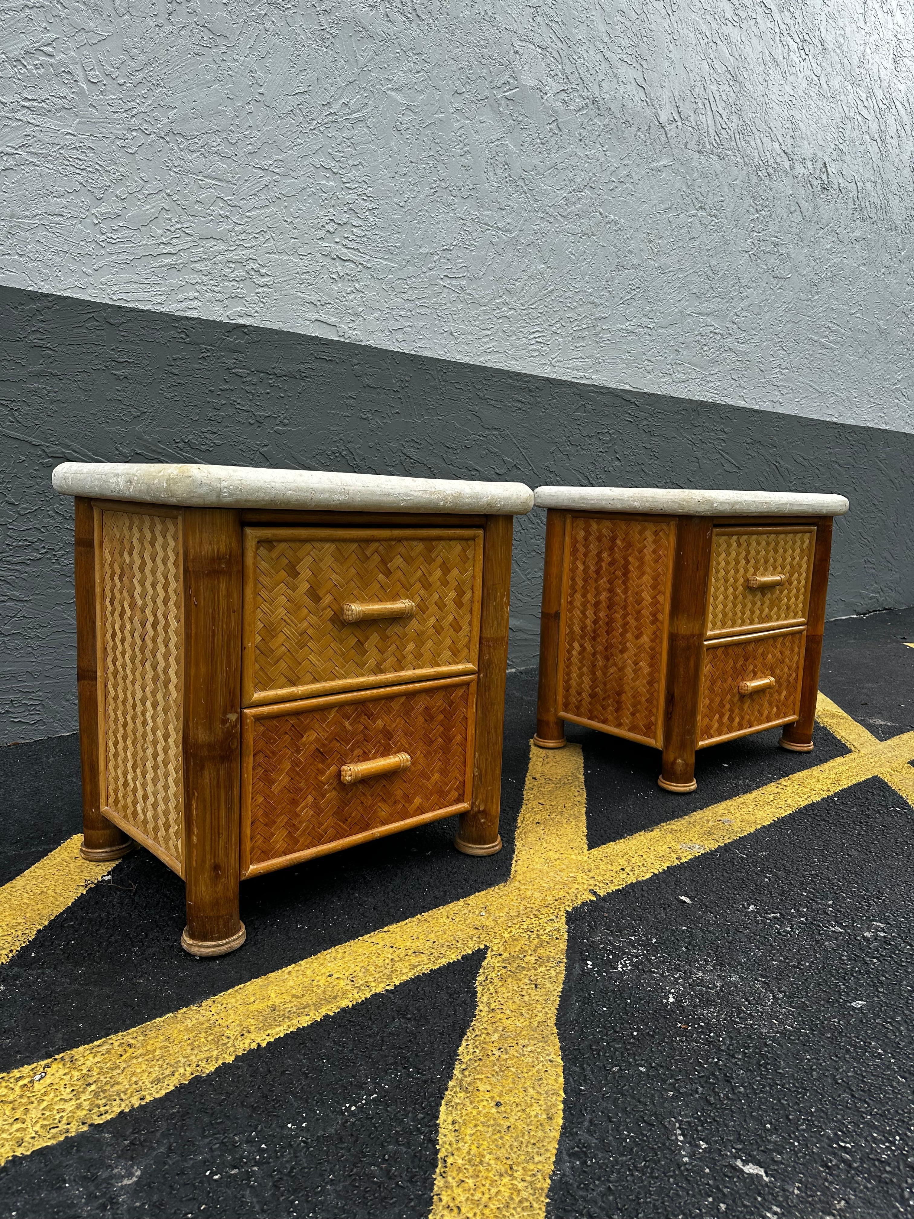 Bohémien Comodini in rattan intrecciato in bambù del 1979 in vendita