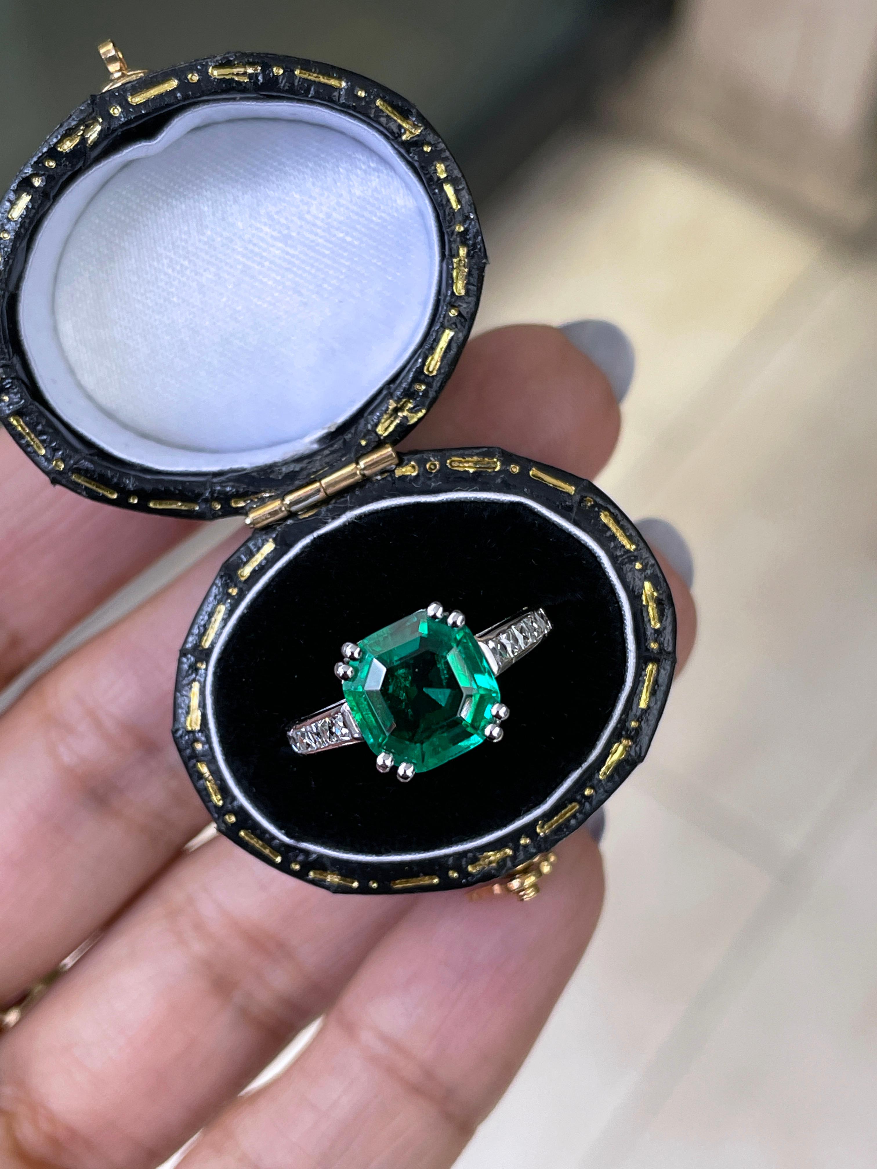 1.97 Karat kolumbianischer Smaragd und Diamant Platin Verlobungsring, ca. 1930er Jahre (Smaragdschliff) im Angebot