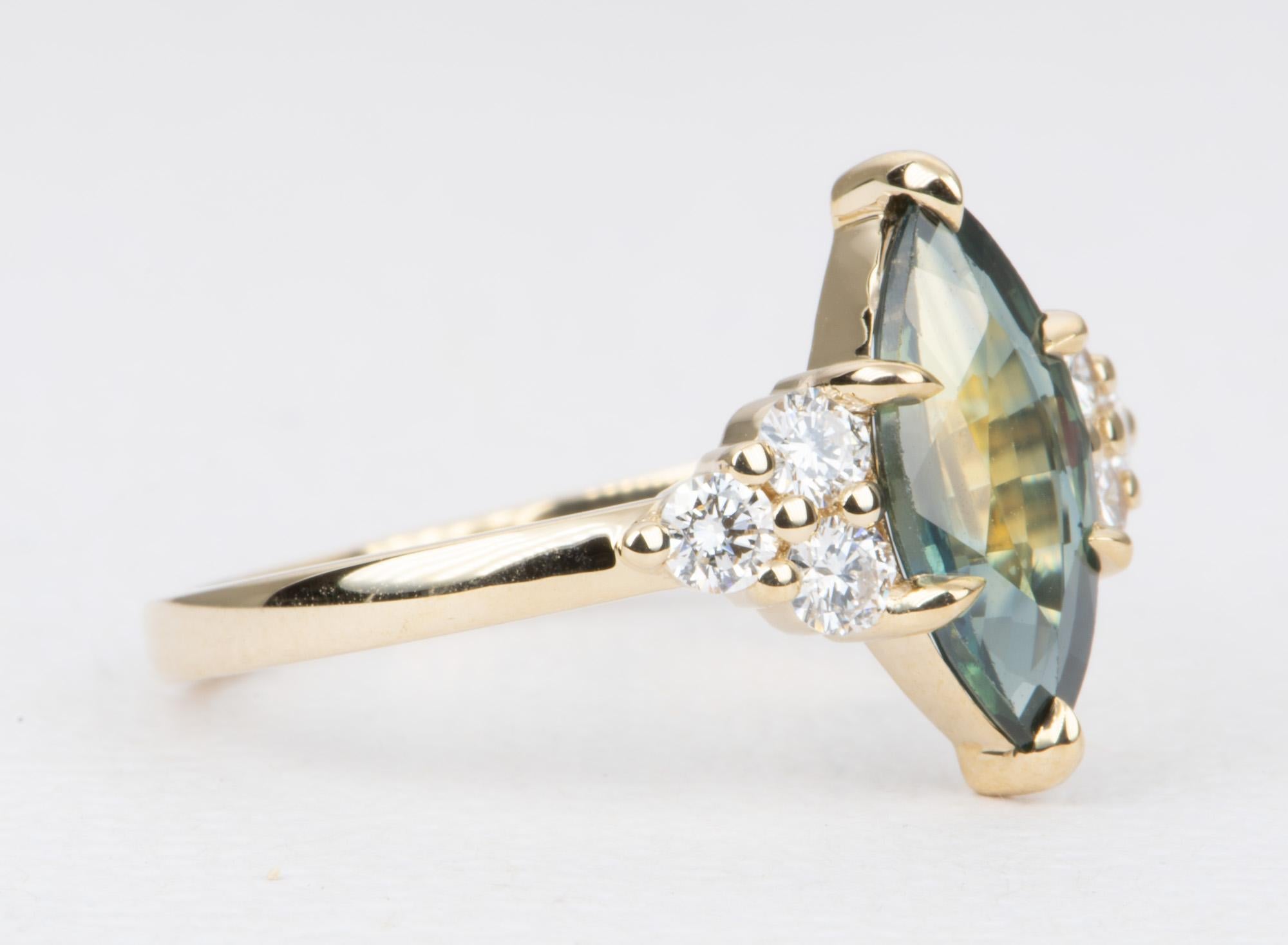 ♥ Ring aus massivem 14-karätigem Gold:: besetzt mit einem marquisen Saphir in der Mitte:: flankiert von weißen Diamanten an der Seite 

♥ US Größe 7 (kostenlose Größenanpassung)
♥ Bandbreite: 1.90mm
♥ Edelstein: Der mittlere Saphir hat 1::97 ct::