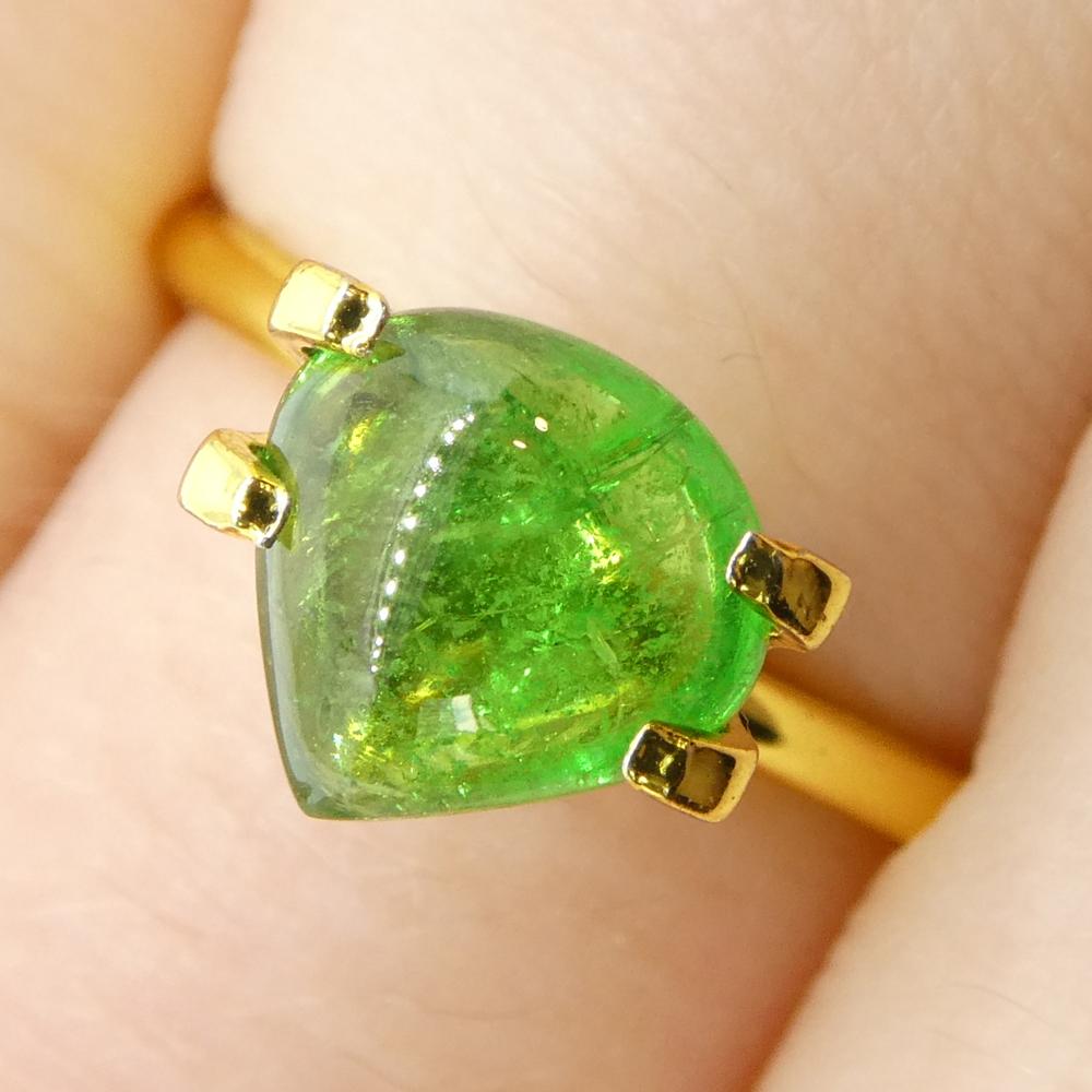 grenat tsavorite vert cabochon poire de 1,97 carat du Kenya, non chauffé en vente 1