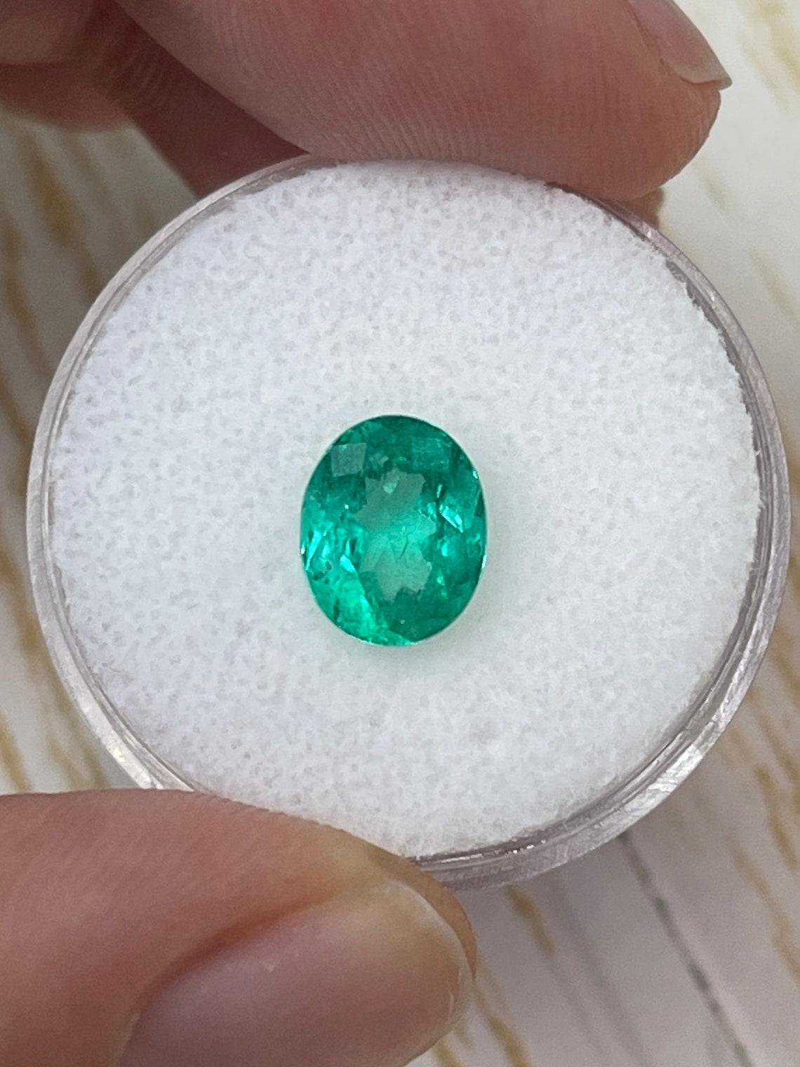Stein: Smaragd
Gewicht: 1,98 Karat
Form: Ovaler Schliff
Klarheit: Transparent
Lüster: Sehr gut
Farbe: Bläulich Grün
Abmessungen: 8,75 mm x 7,13 mm x 5,72 mm
Geografische Herkunft: Kolumbien
Behandlung: Natürlich, Ölen

Anmerkungen: Aufgrund der