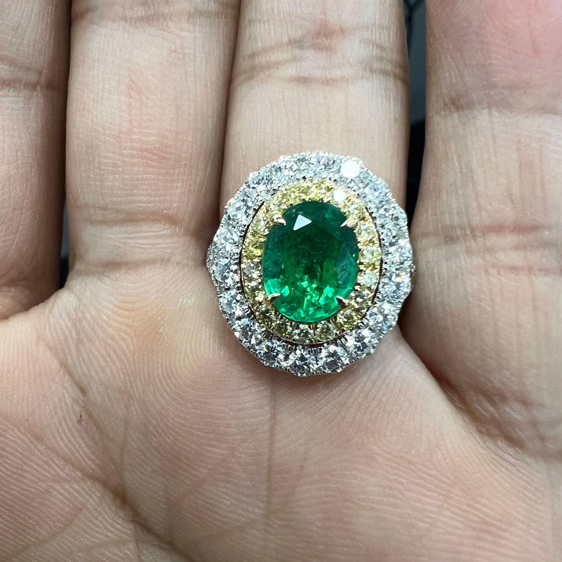 Women's 1.98 carat Emerald and Diamond ring in 18K Gold For Sale