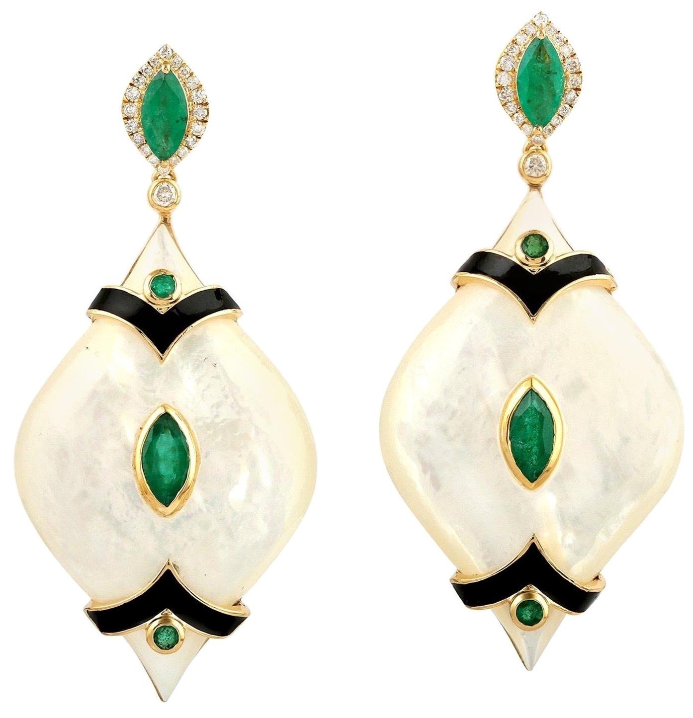 1,98 Karat Smaragd Perlmutt-Diamant-Ohrringe aus 18 Karat Gold im Angebot
