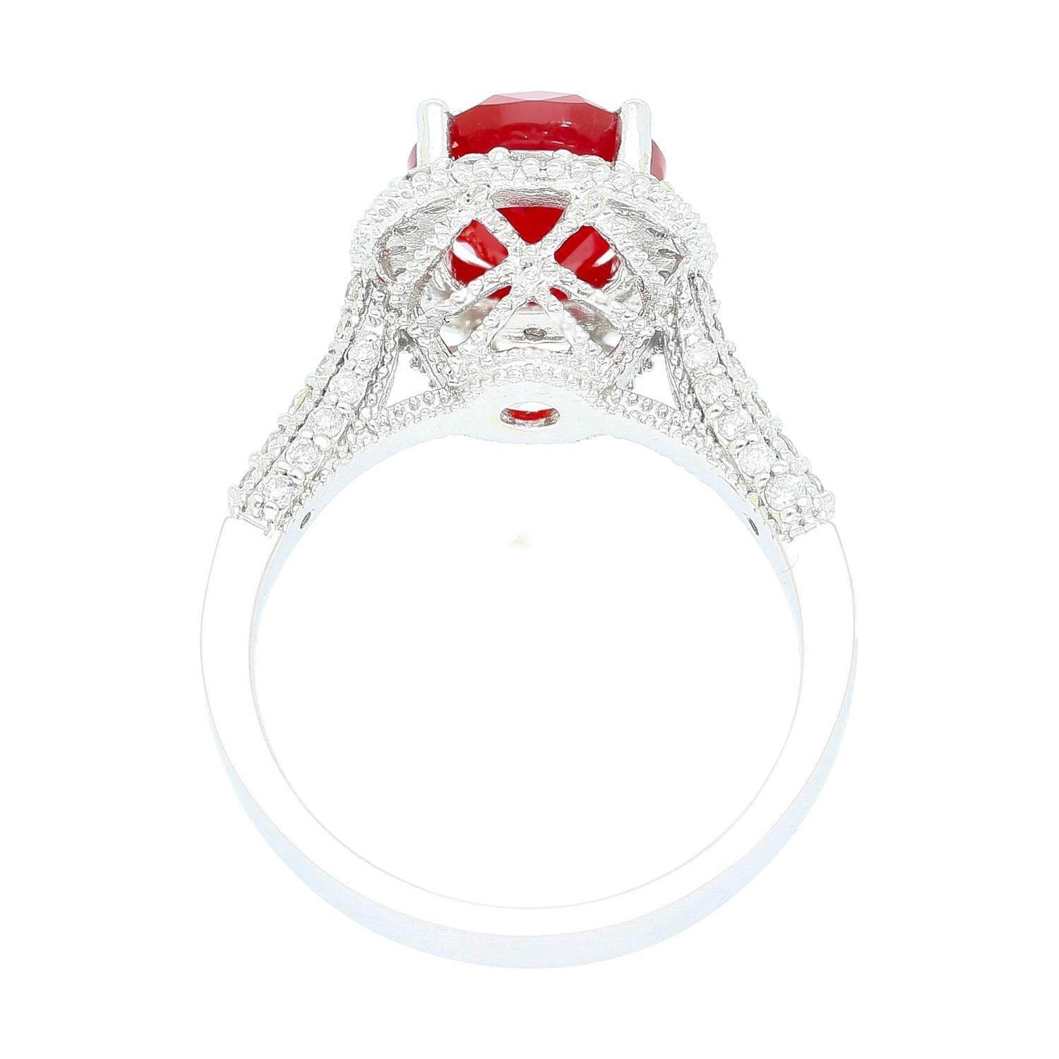 Anello in filigrana d'oro bianco 14K con opale ovale e diamanti a raggiera da 1,98 carati In condizioni Nuovo in vendita a Miami, FL