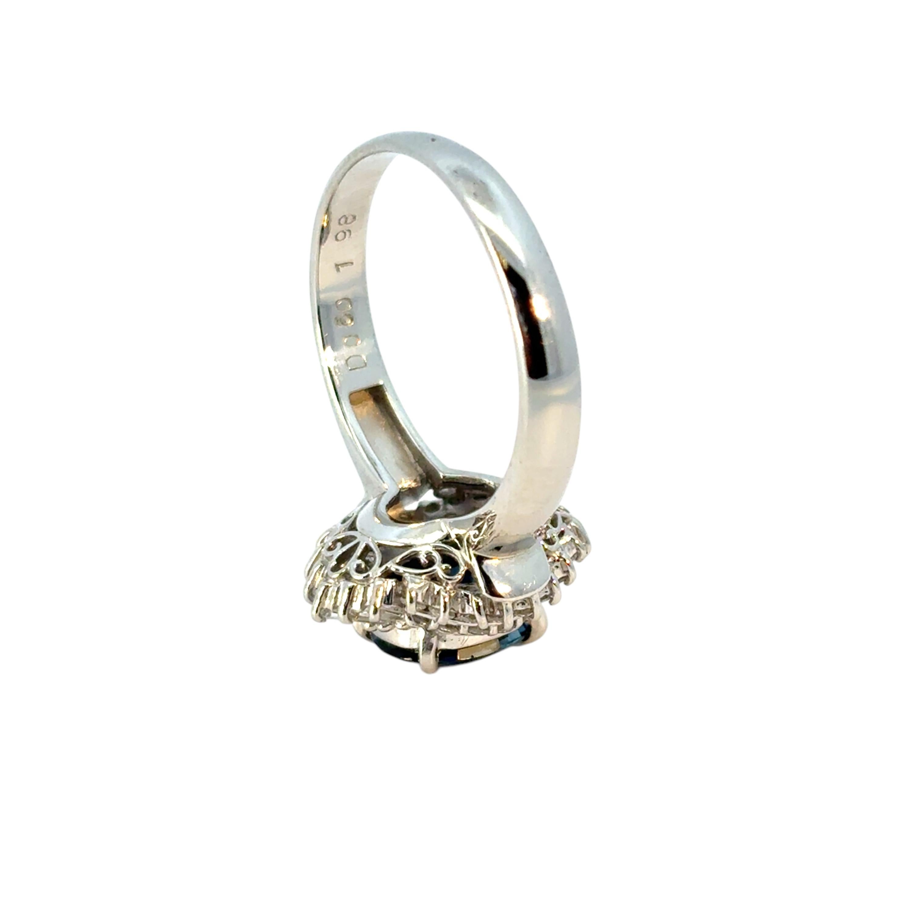 Bague cocktail en platine avec diamant central en saphir ovale de 1.98 carat, en stock en vente 1