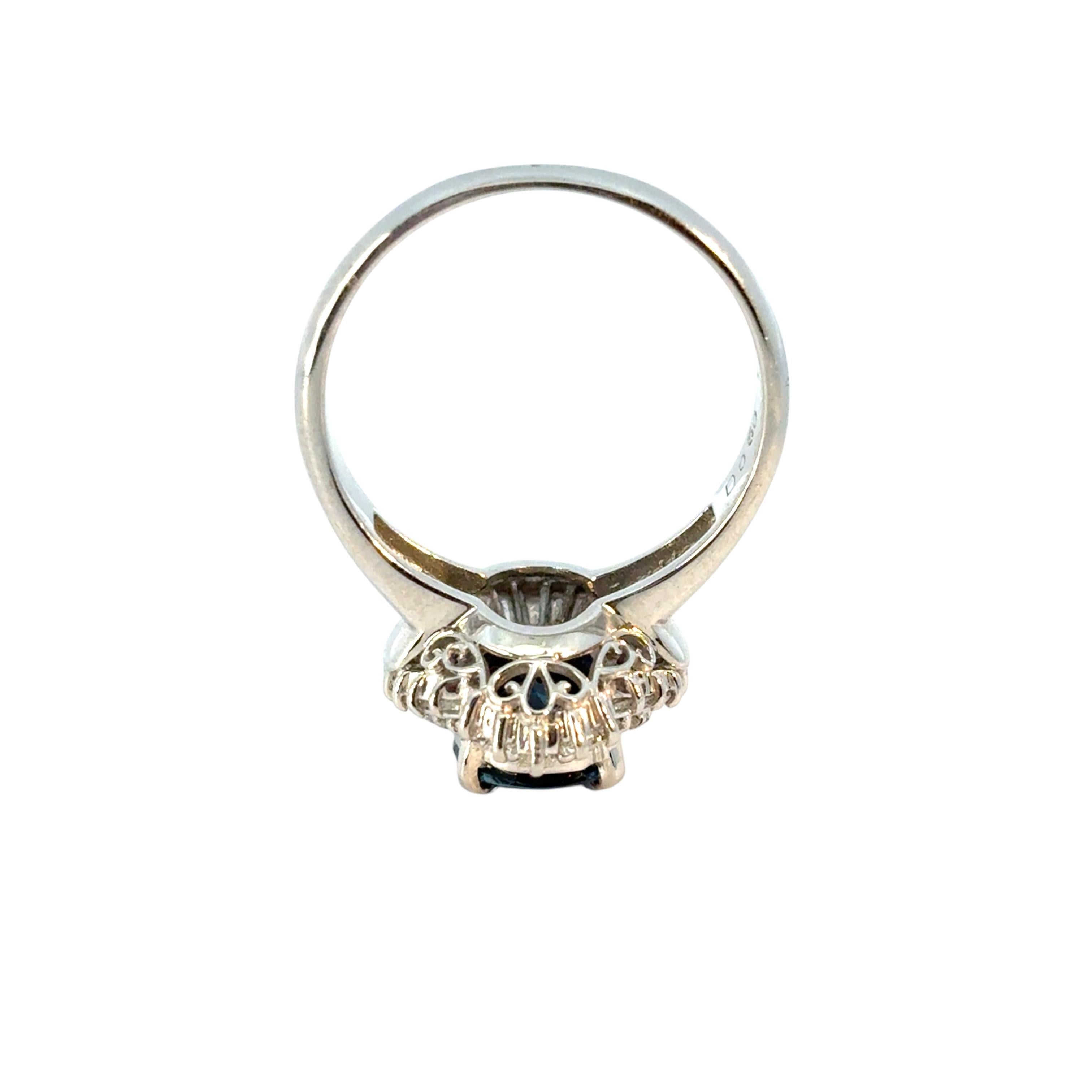 Bague cocktail en platine avec diamant central en saphir ovale de 1.98 carat, en stock en vente 3