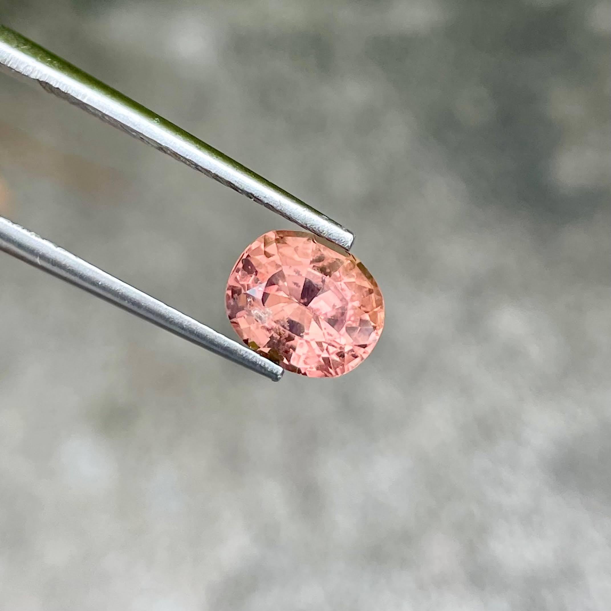 Peso: 1,98 quilates
Dimensiones: 8x6,7x4,6 mm
Claridad: SI
Origen: Sri Lanka
Tratamiento: Ninguno
Forma: Oval
Corte: Corte Oval Escalonado



Descubre la exquisita belleza de nuestro Zafiro Melocotón Rosado de 1,98 quilates, una gema natural