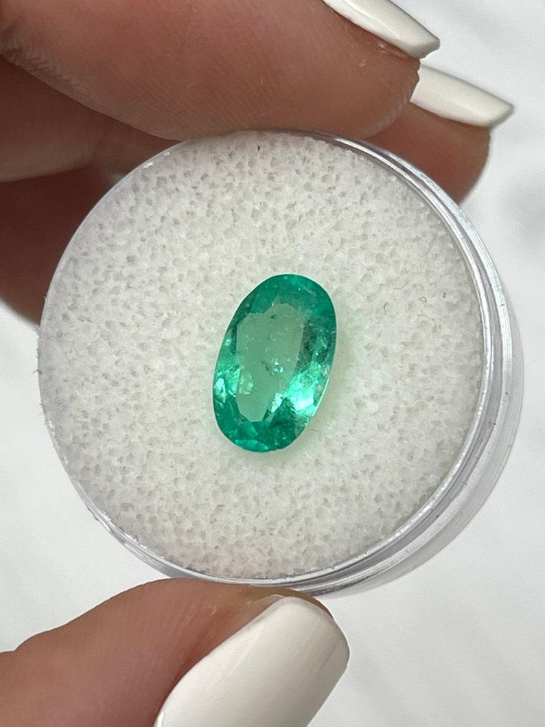 Moderno 1,98 Ct 11x7 Elongated Green Colombian Oval Emerald Loose Gemstone in vendita