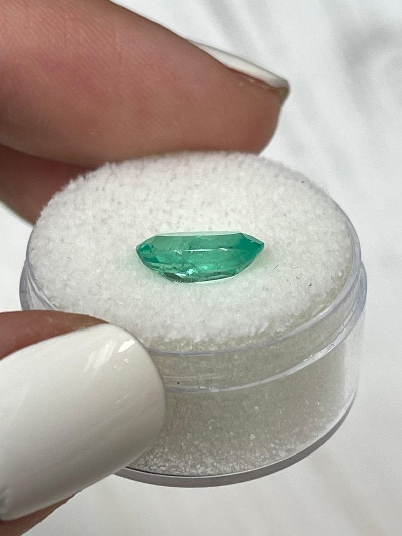 1,98 Ct 11x7 Elongated Green Colombian Oval Emerald Loose Gemstone in vendita 1