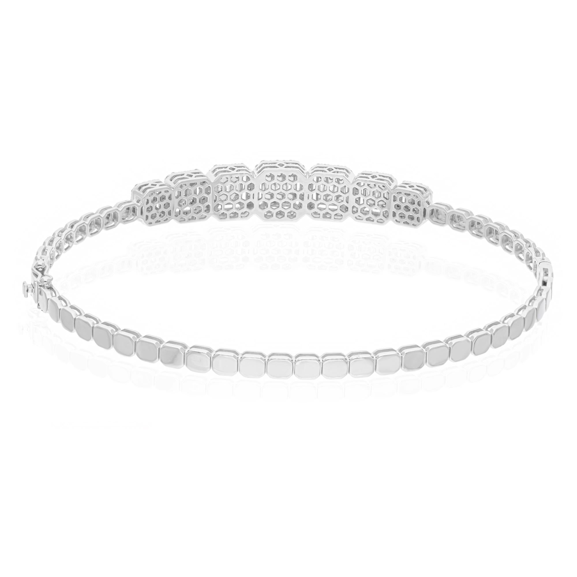 Moderno 1,98 carati SI Clarity HI Color Baguette Diamond Bangle Bracciale in oro bianco 14 carati in vendita