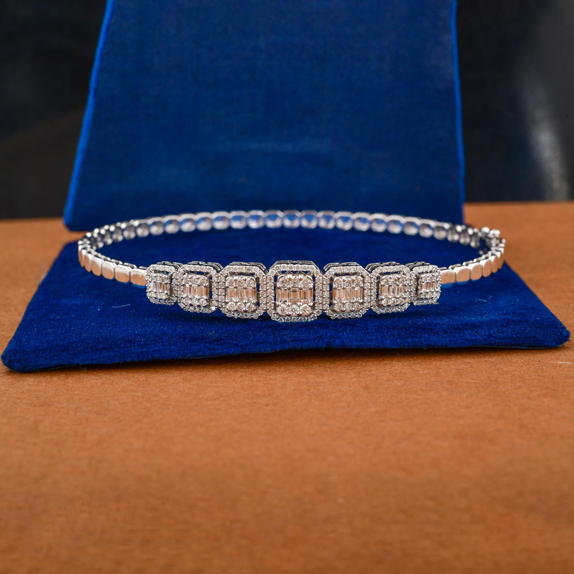 Taglio baguette 1,98 carati SI Clarity HI Color Baguette Diamond Bangle Bracciale in oro bianco 14 carati in vendita