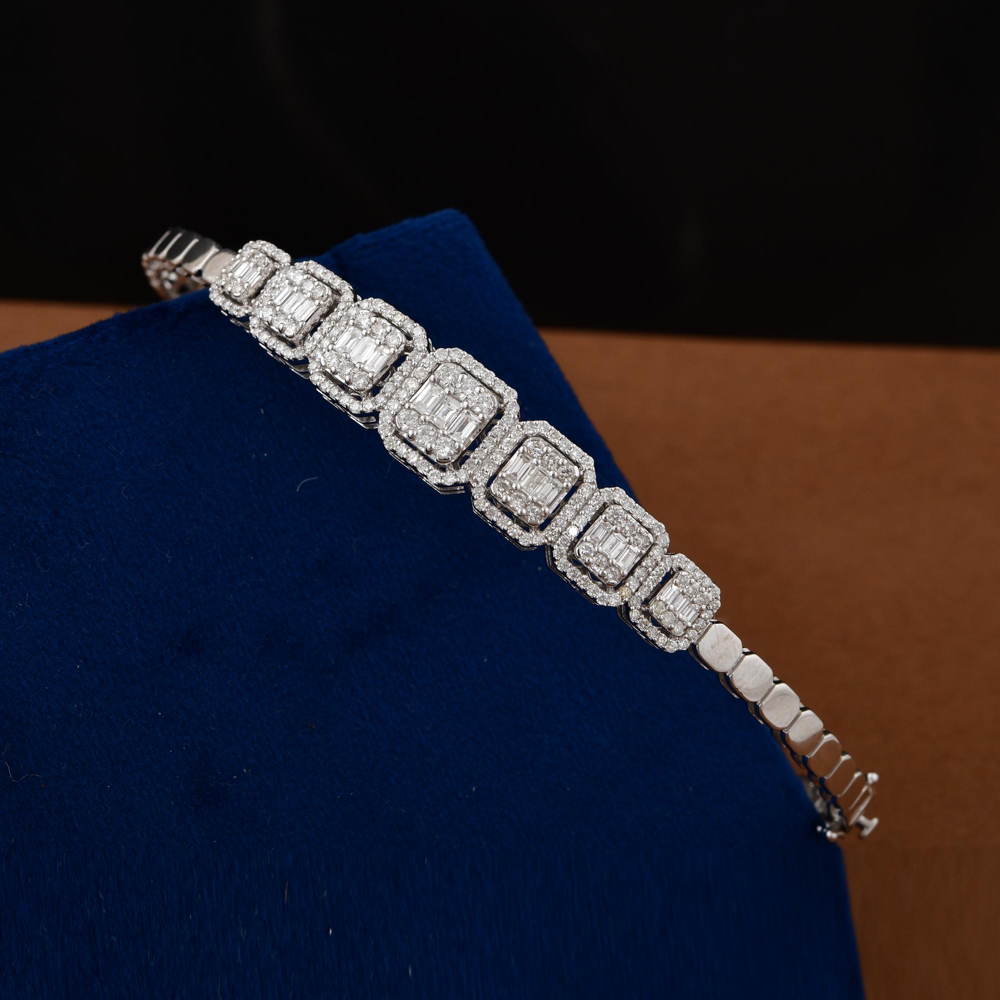 Donna 1,98 carati SI Clarity HI Color Baguette Diamond Bangle Bracciale in oro bianco 14 carati in vendita