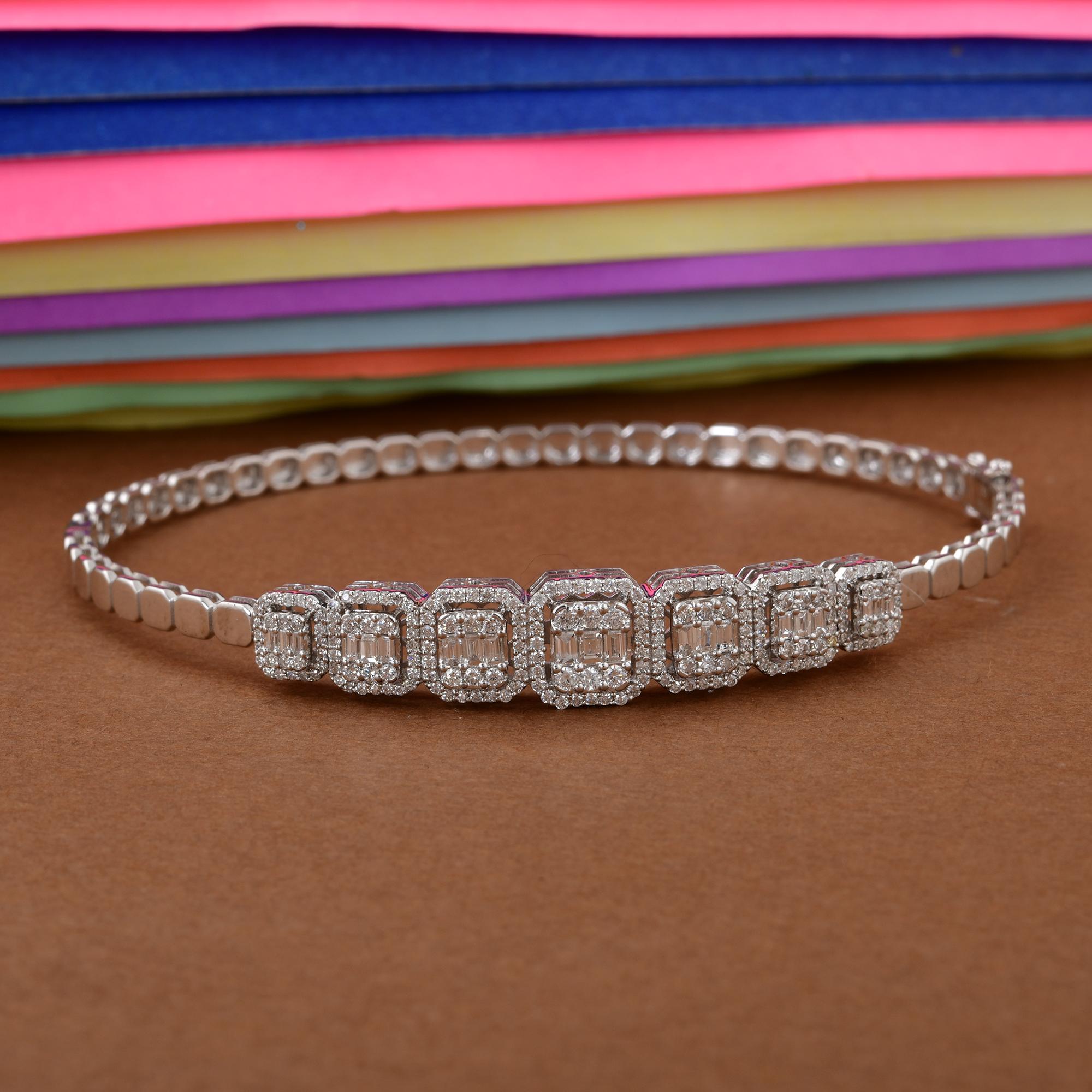 1,98 carati SI Clarity HI Color Baguette Diamond Bangle Bracciale in oro bianco 14 carati in vendita 2