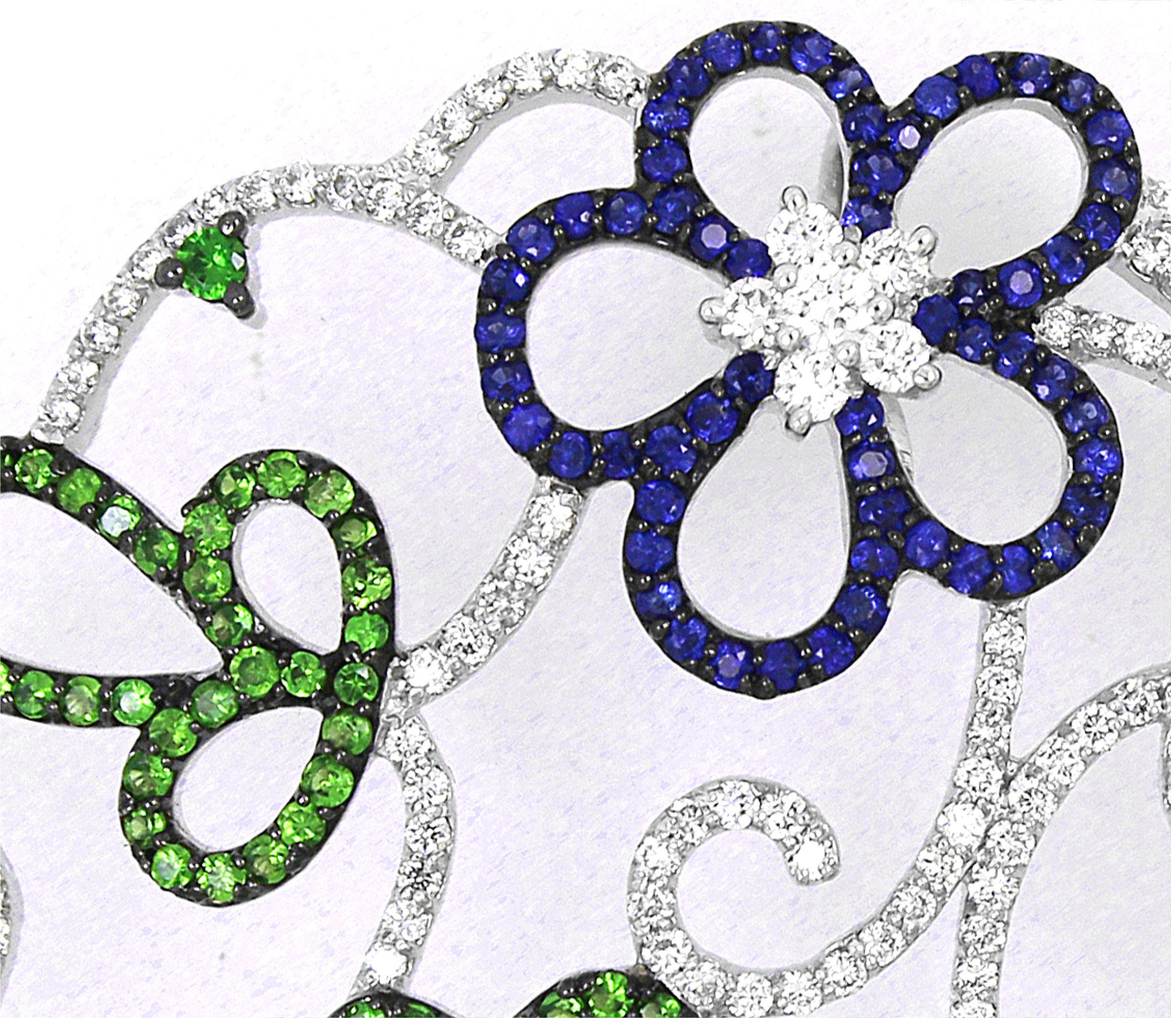 Ce pendentif exquis s'inspire de la beauté délicate d'une fleur, ce qui en fait une pièce d'apparat parfaite pour toutes les fêtes. Réalisé en or blanc 18 carats et pesant 15,37 grammes, le pendentif met en valeur une étonnante gamme de pierres