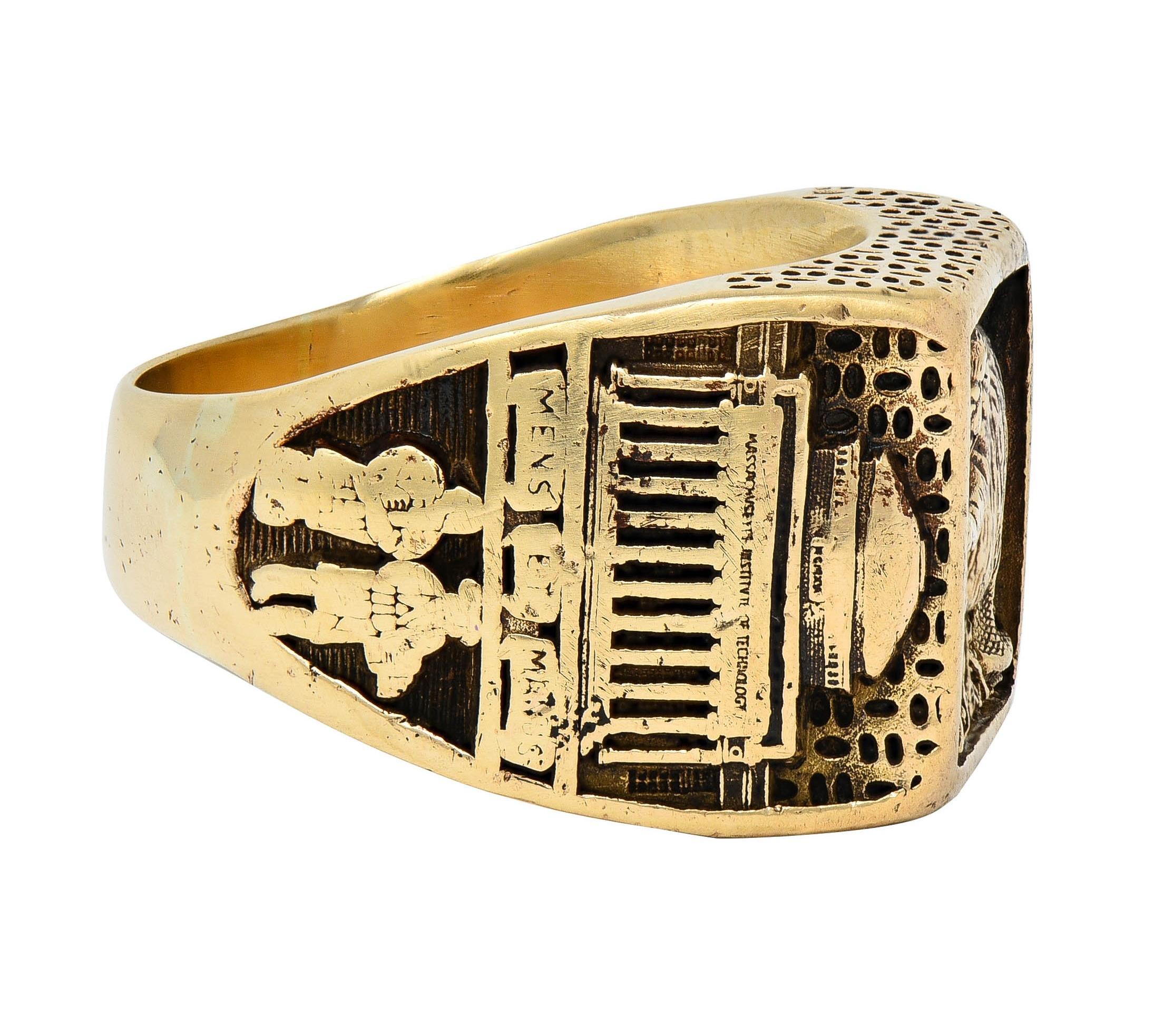 1980 14 Karat Yellow Gold Vintage MIT Intaglio Signet Beaver Class Unisex Ring In Good Condition For Sale In Philadelphia, PA