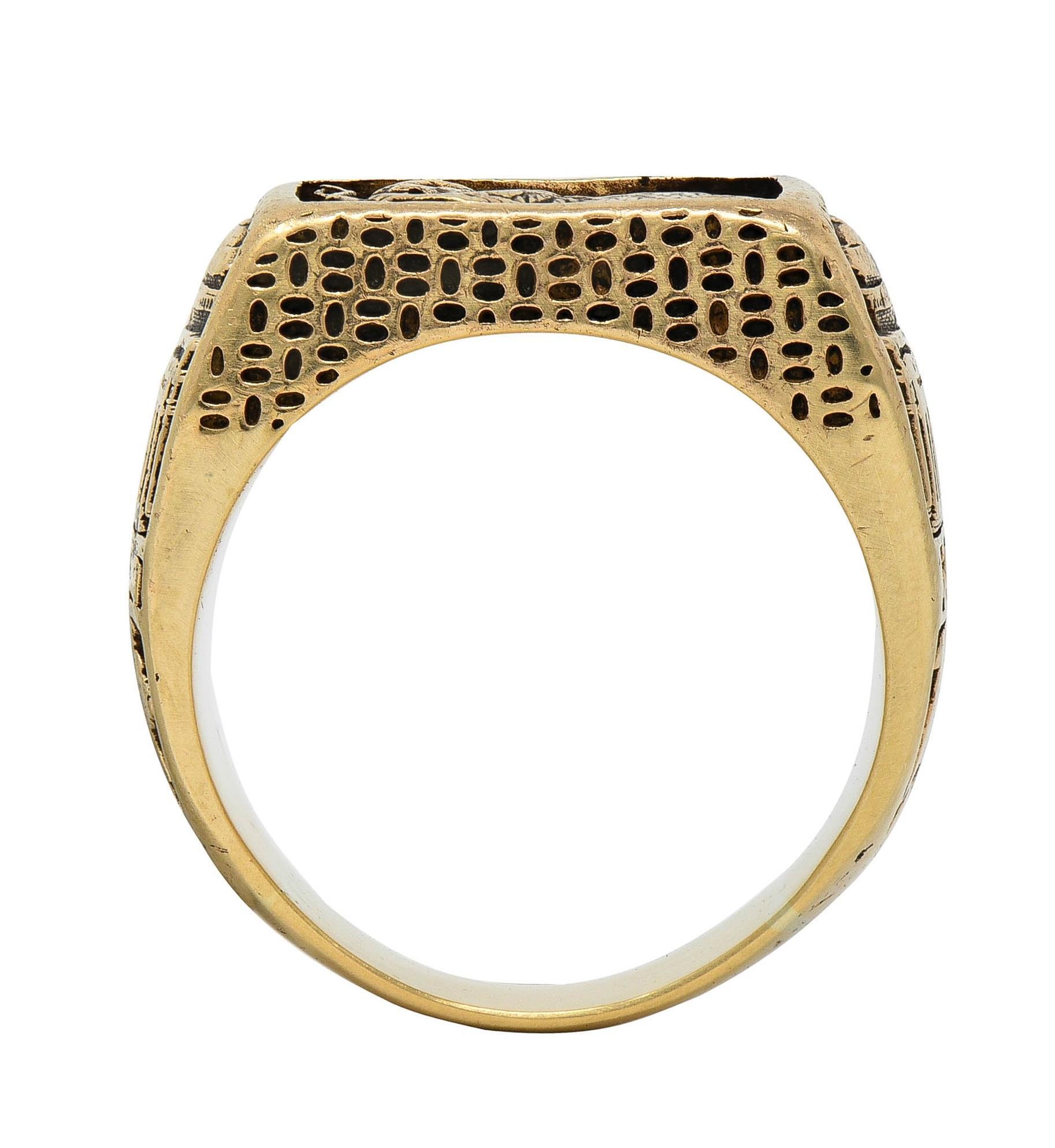 1980 14 Karat Yellow Gold Vintage MIT Intaglio Signet Beaver Class Unisex Ring For Sale 2