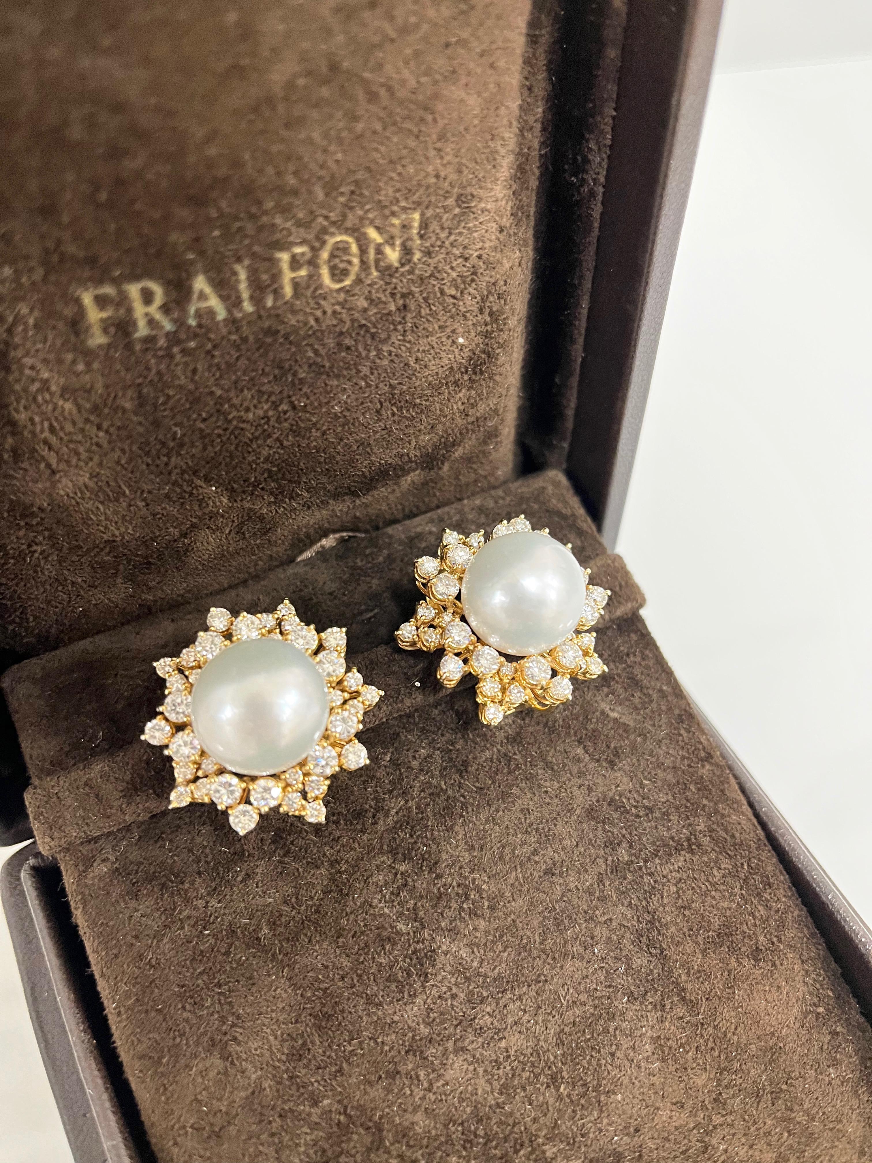 18 Karat yellow gold pair of clip-on earrings with 4.50 carat of round-cut diamonds ( H-I color / VVS1-VVS2 ) and South Sea pearls 14 mm. each.
These classic pair of earrings are hand-made in Italy.
Weight gr. 26.50
Diameter cm. 2.70
Pin and clip.