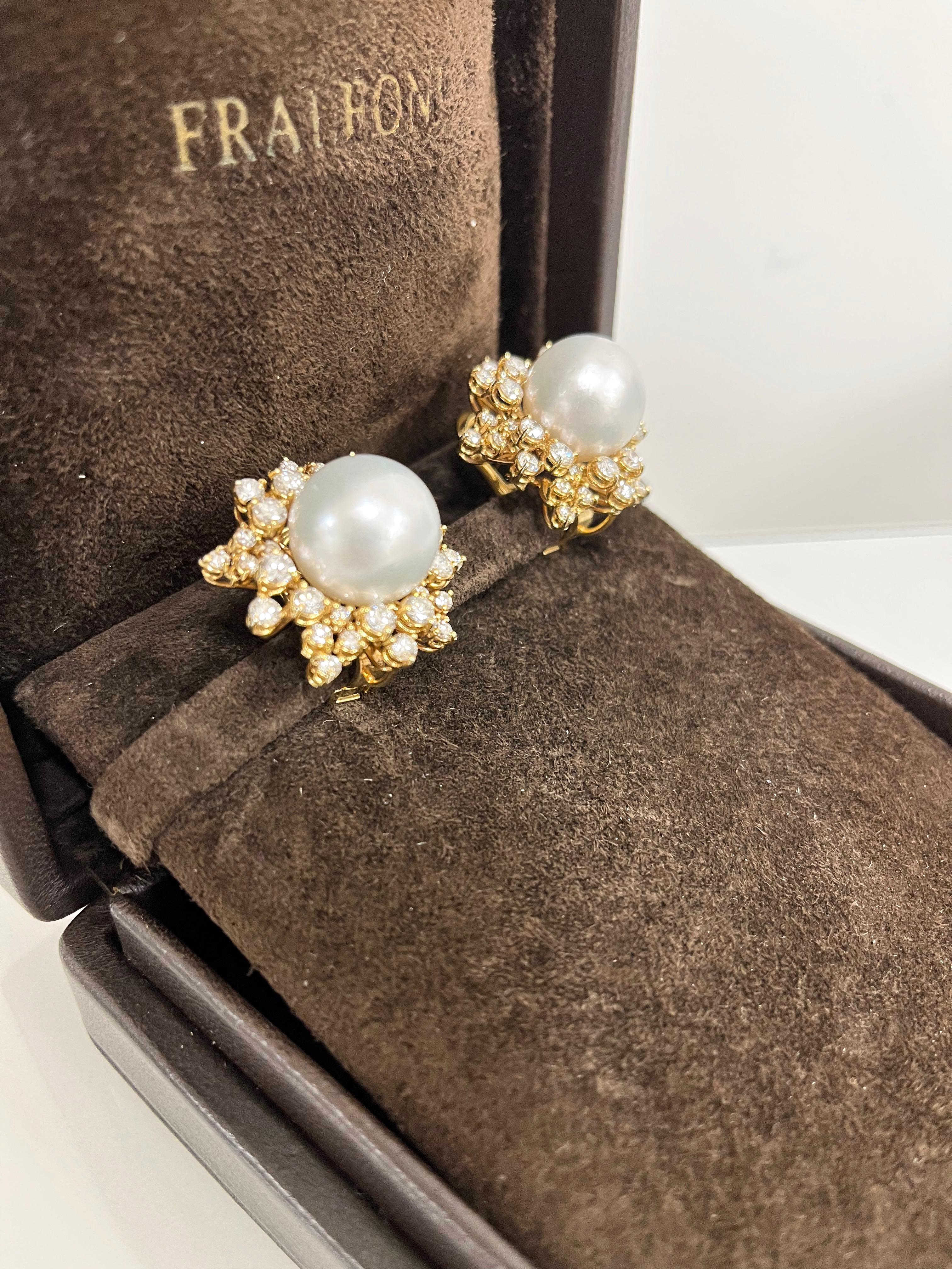 1980 18 Karat Yellow Gold Diamonds South Sea Pearls Earrings In Excellent Condition For Sale In Rome, IT