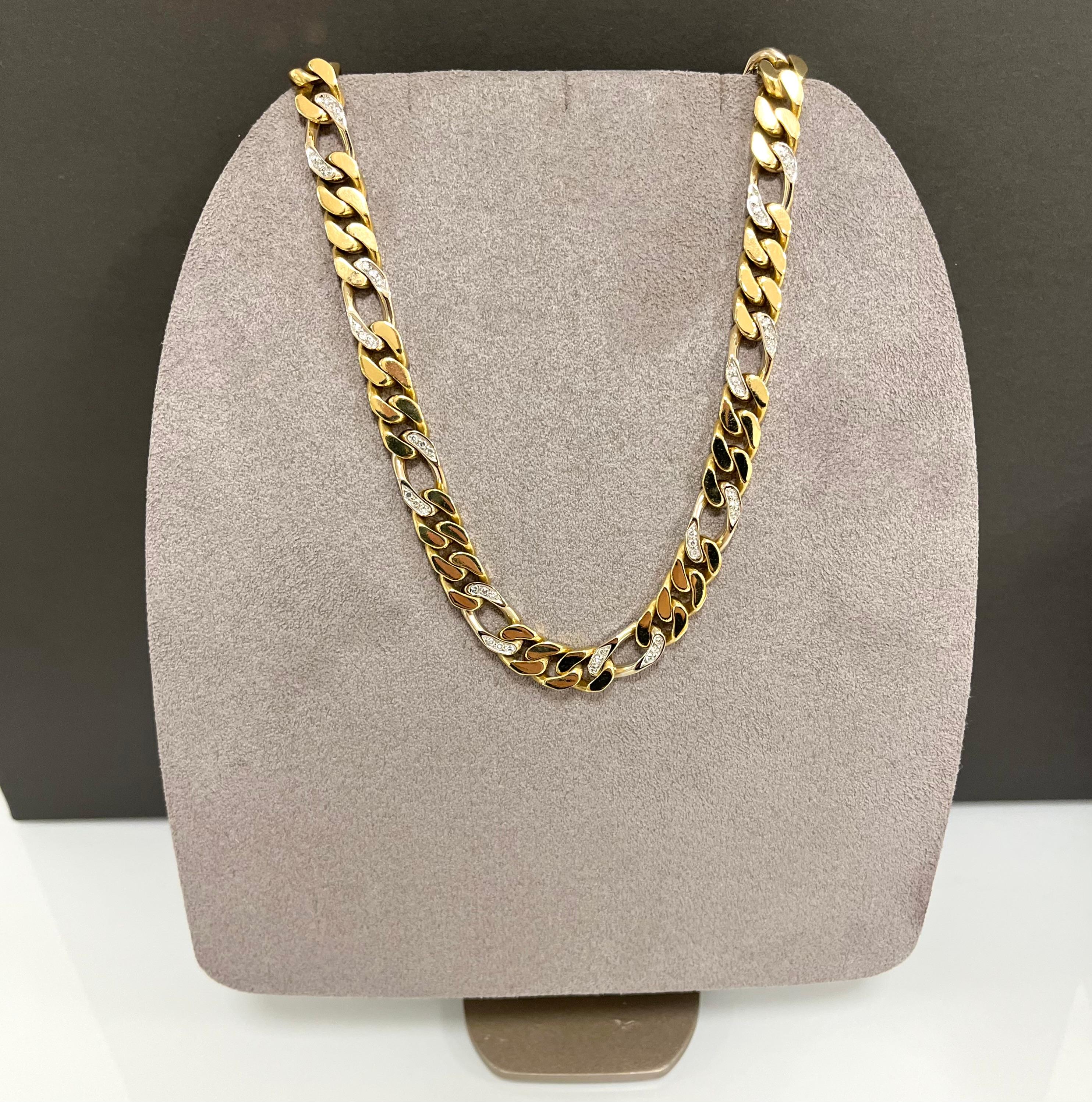 Collana realizzata in oro giallo e bianco 18 kt. con diamanti firmata BVLGARI.
Questa collana girocollo è stata prodotta nel 1980 ca.
Linee classiche e moderne rendono questo gioiello adatto ad ogni occasione.

Oro 18 kt. gr. 104,41
Diamanti ct.