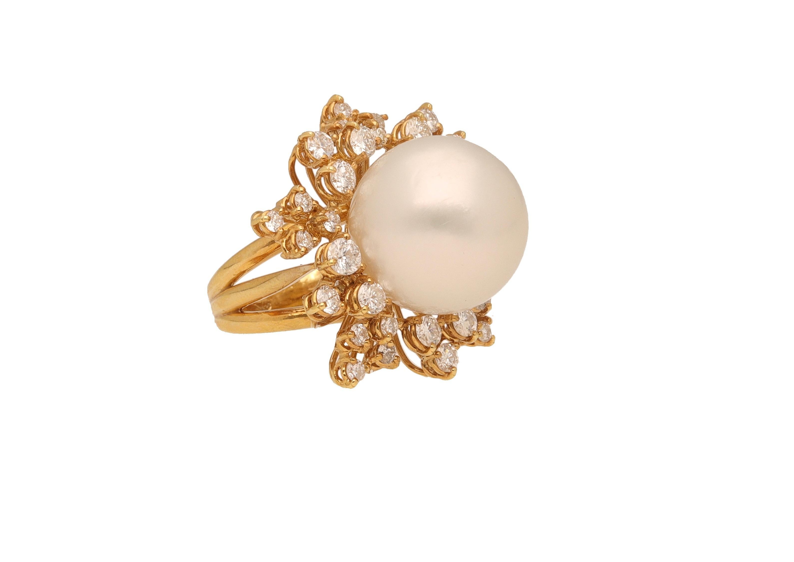 18 kt. yellow gold ring with 2.25 carats of round-cut diamonds ( Color H-I / VVS1-VVS2 ) and 16 mm. round South Sea Pearl.
This beautiful ring is hand-made in Italy.
The ring is resizable.
1980 ca.
Actual size 7.5
Weight gr. 17.80
