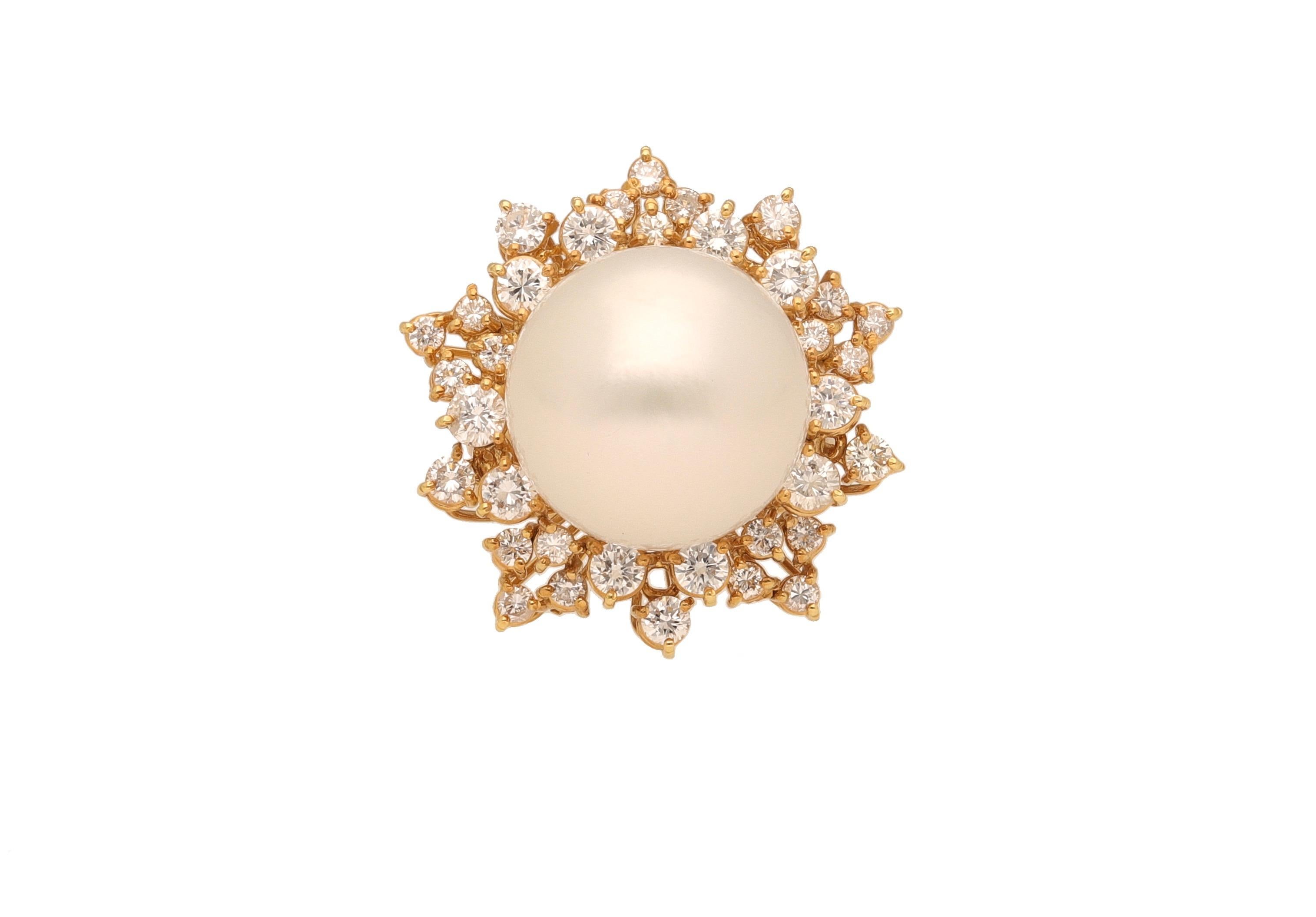 1980 18 Karat Yellow Gold Diamonds, 16 mm. South Sea Pearl Cocktail Ring In Excellent Condition For Sale In Rome, IT