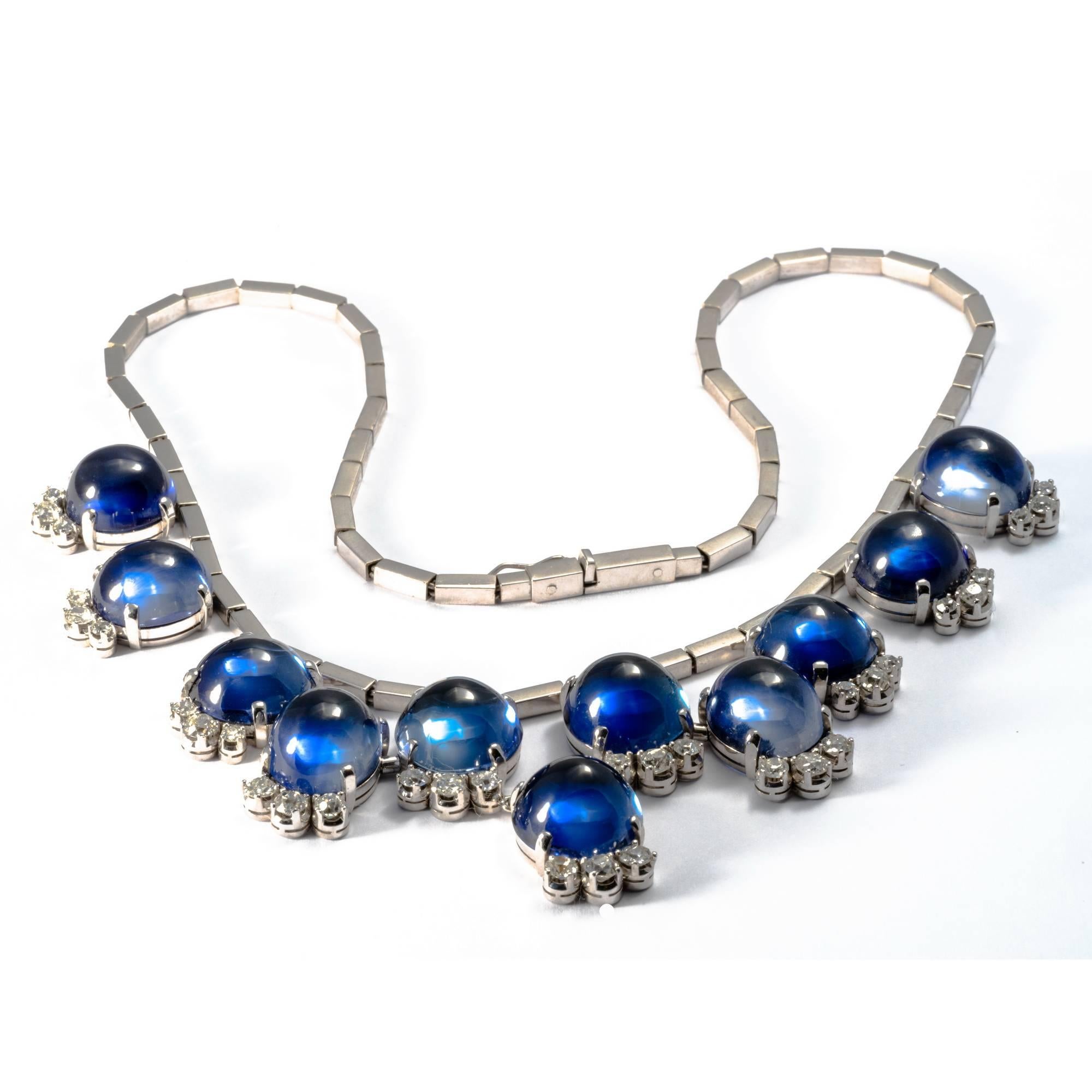 1980-1990 Cabochon Diamond and Synthetic Sapphire 18K Gold Set Necklace In Good Condition For Sale In Roma, IT