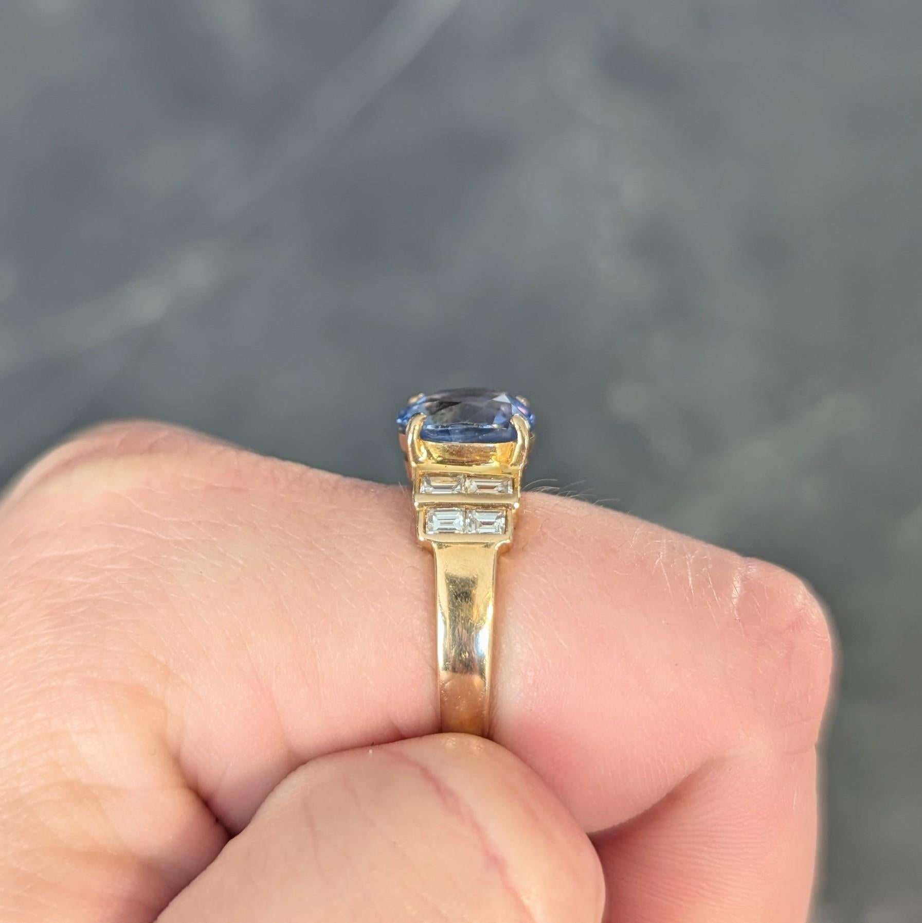 Bague vintage à gradins en or jaune 18 carats avec saphir de Ceylan 4,07 carats et diamants, 1980 en vente 6