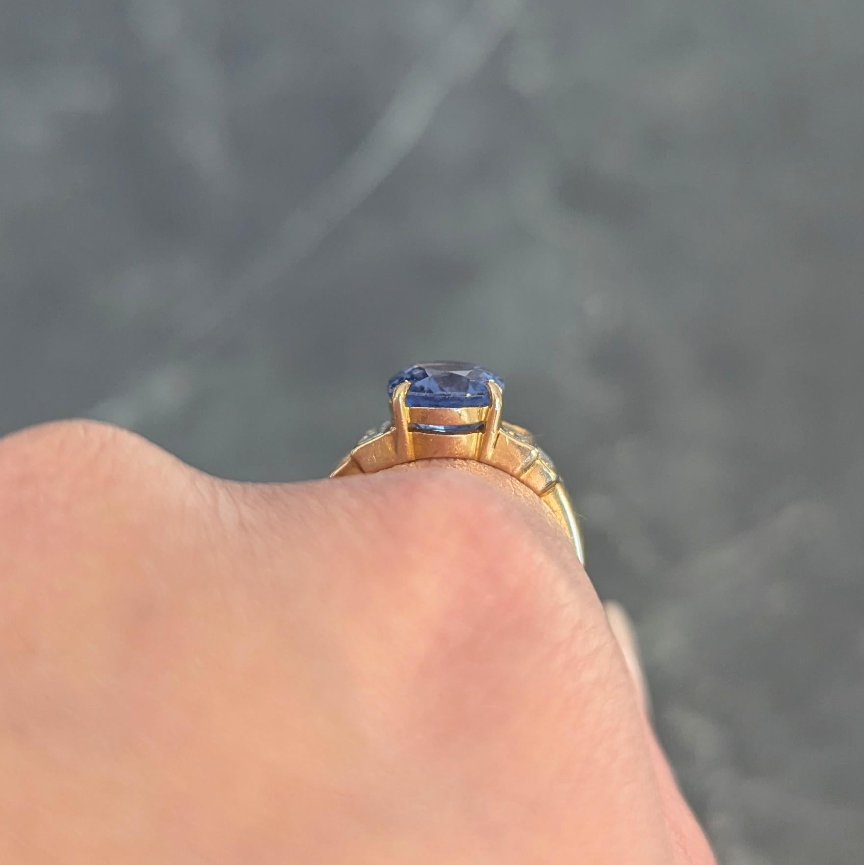 Bague vintage à gradins en or jaune 18 carats avec saphir de Ceylan 4,07 carats et diamants, 1980 en vente 7