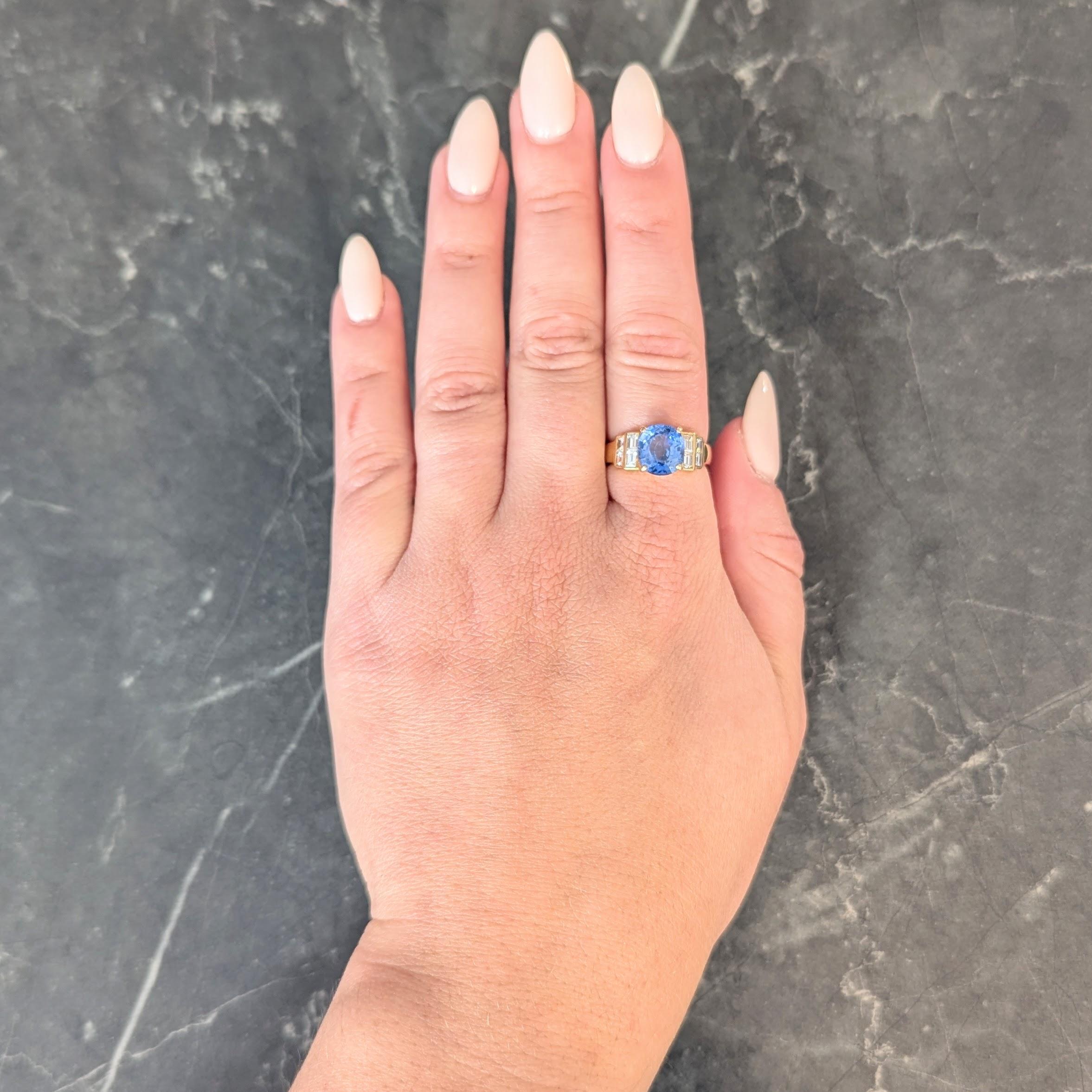 Centré sur un saphir mixte de taille coussin pesant 3.55 carats au total.
Nature Ceylan (Sri Lankan) d'origine - bleu clair transparent
Serti dans un panier et flanqué d'épaulements à gradins
Serti en affleurement de diamants baguettes en