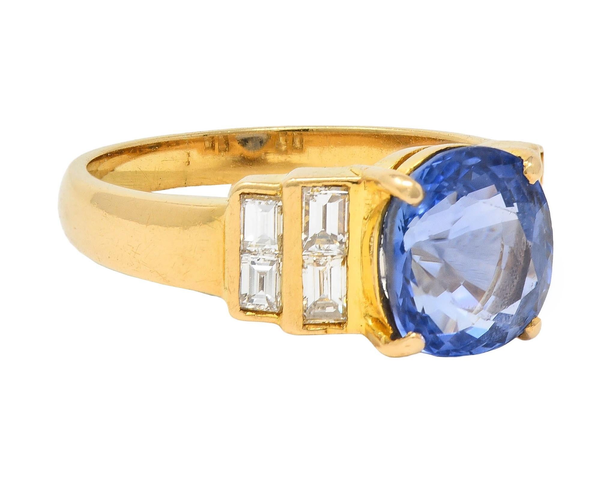 Taille baguette Bague vintage à gradins en or jaune 18 carats avec saphir de Ceylan 4,07 carats et diamants, 1980 en vente