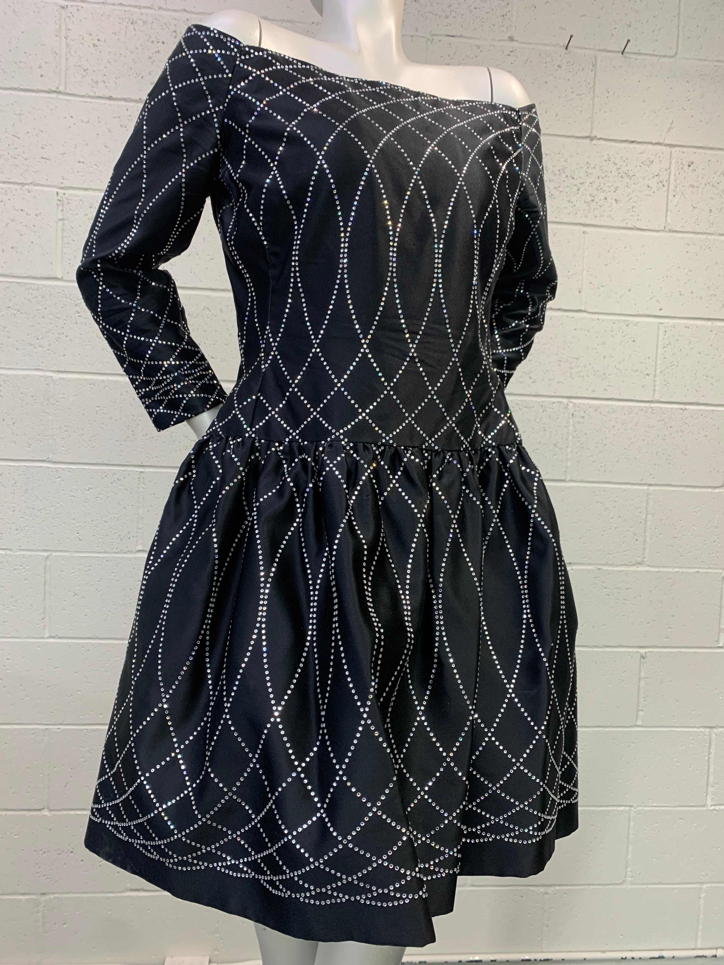 1980 Arnold Scaasi Vestido de cóctel de satén de seda negro con adornos de pedrería en venta 7