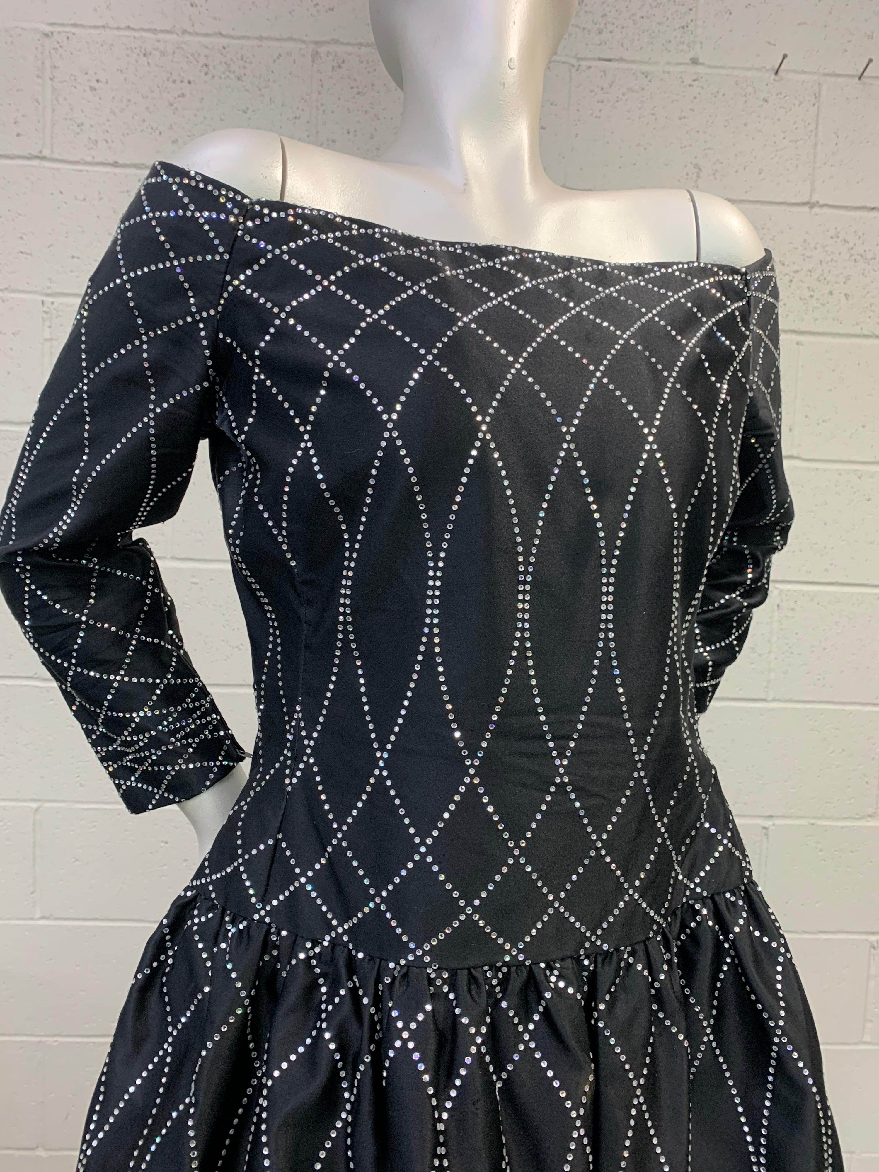 1980 Arnold Scaasi Vestido de cóctel de satén de seda negro con adornos de pedrería en venta 8