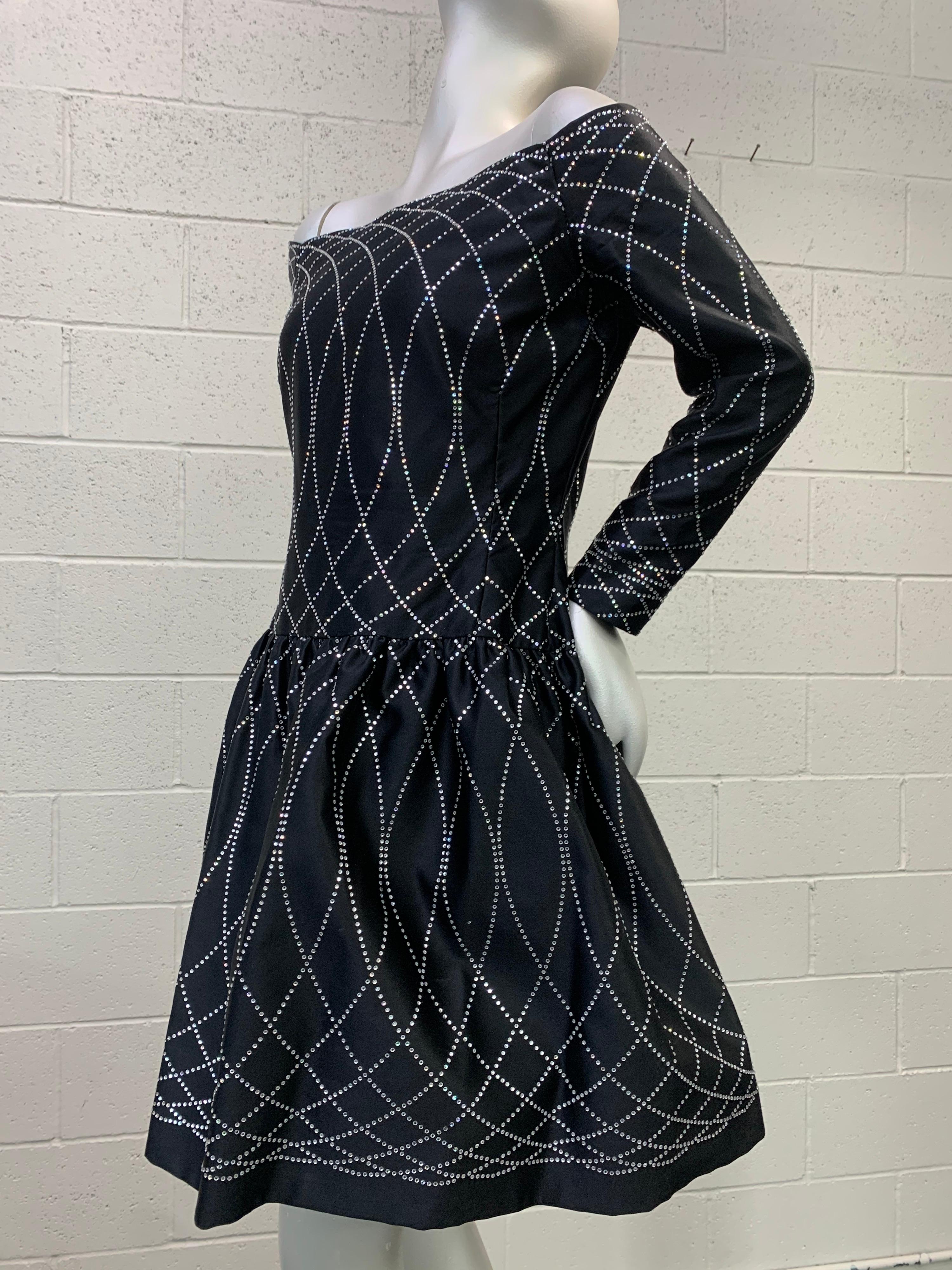 1980 Arnold Scaasi Vestido de cóctel de satén de seda negro con adornos de pedrería en venta 9