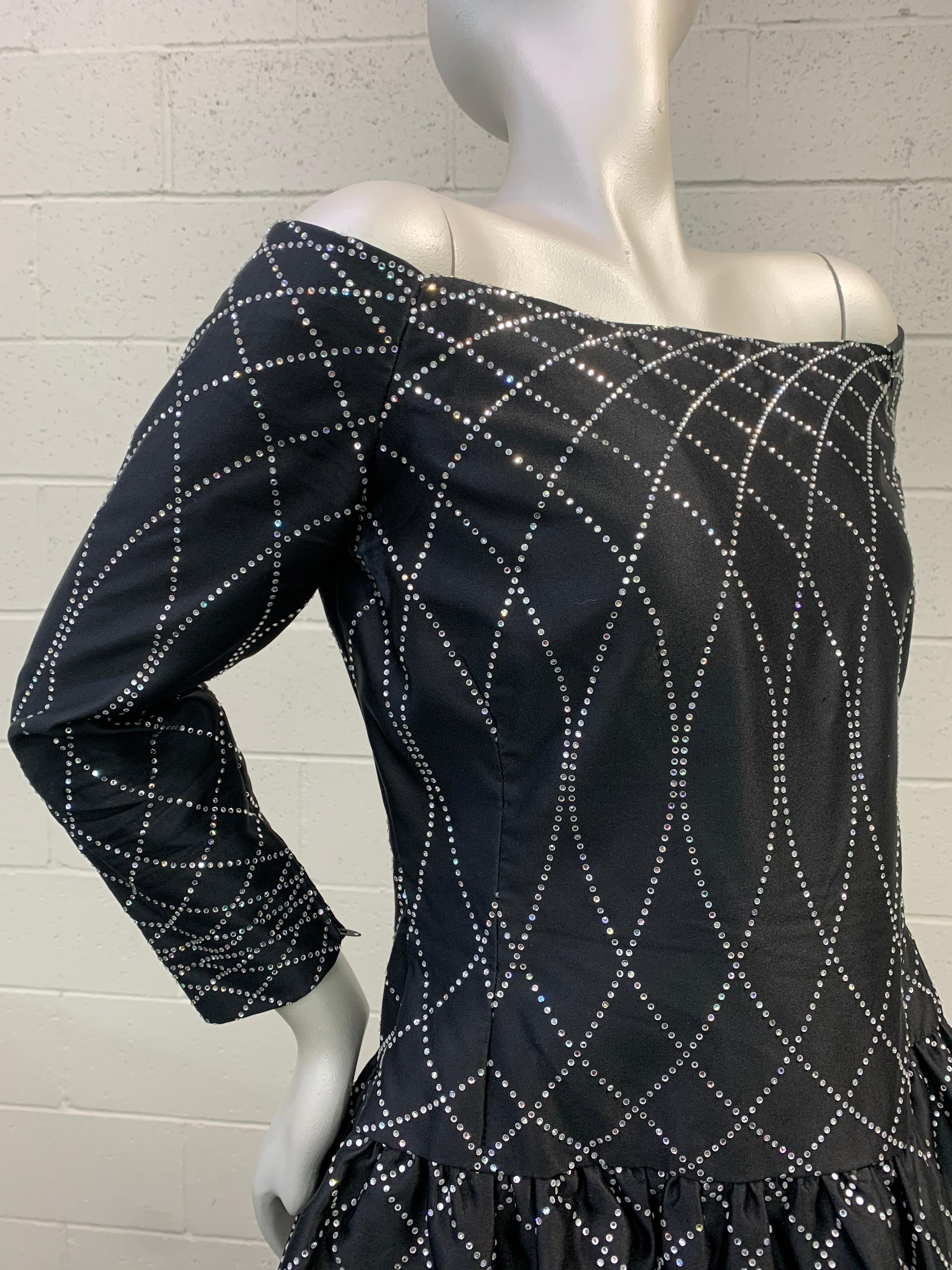 Vestido de cóctel Arnold Scaasi de los años 80, de satén de seda negro, con delicados adornos de pedrería:  Un diseño sin hombros con cintura ligeramente caída y falda acampanada fruncida.  Corpiño deshuesado, totalmente forrado con trenza de crin