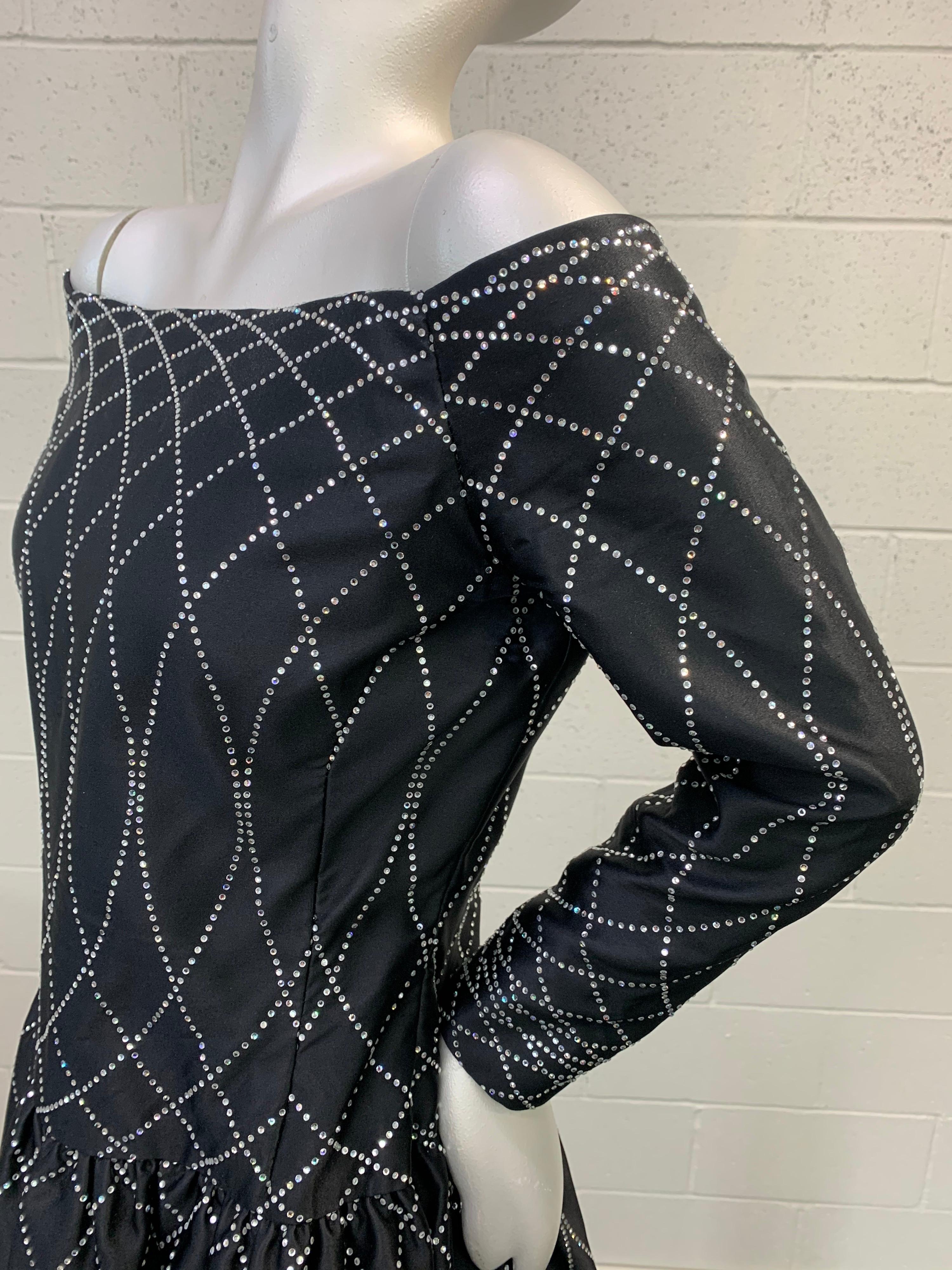 1980 Arnold Scaasi Vestido de cóctel de satén de seda negro con adornos de pedrería en Excelente estado para la venta en Gresham, OR
