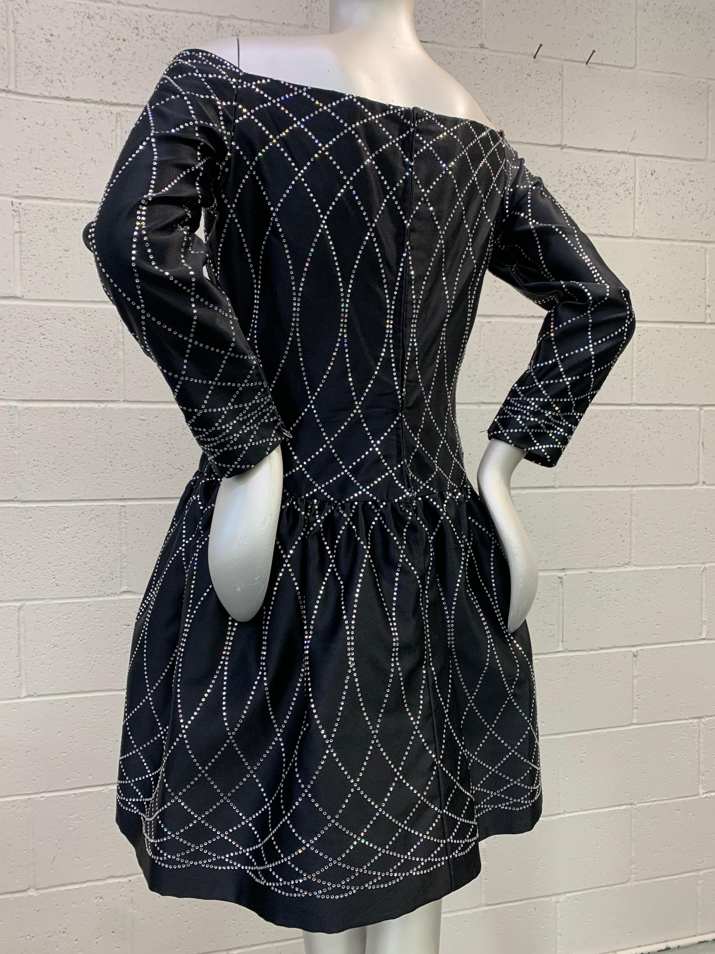 1980 Arnold Scaasi Vestido de cóctel de satén de seda negro con adornos de pedrería en venta 3