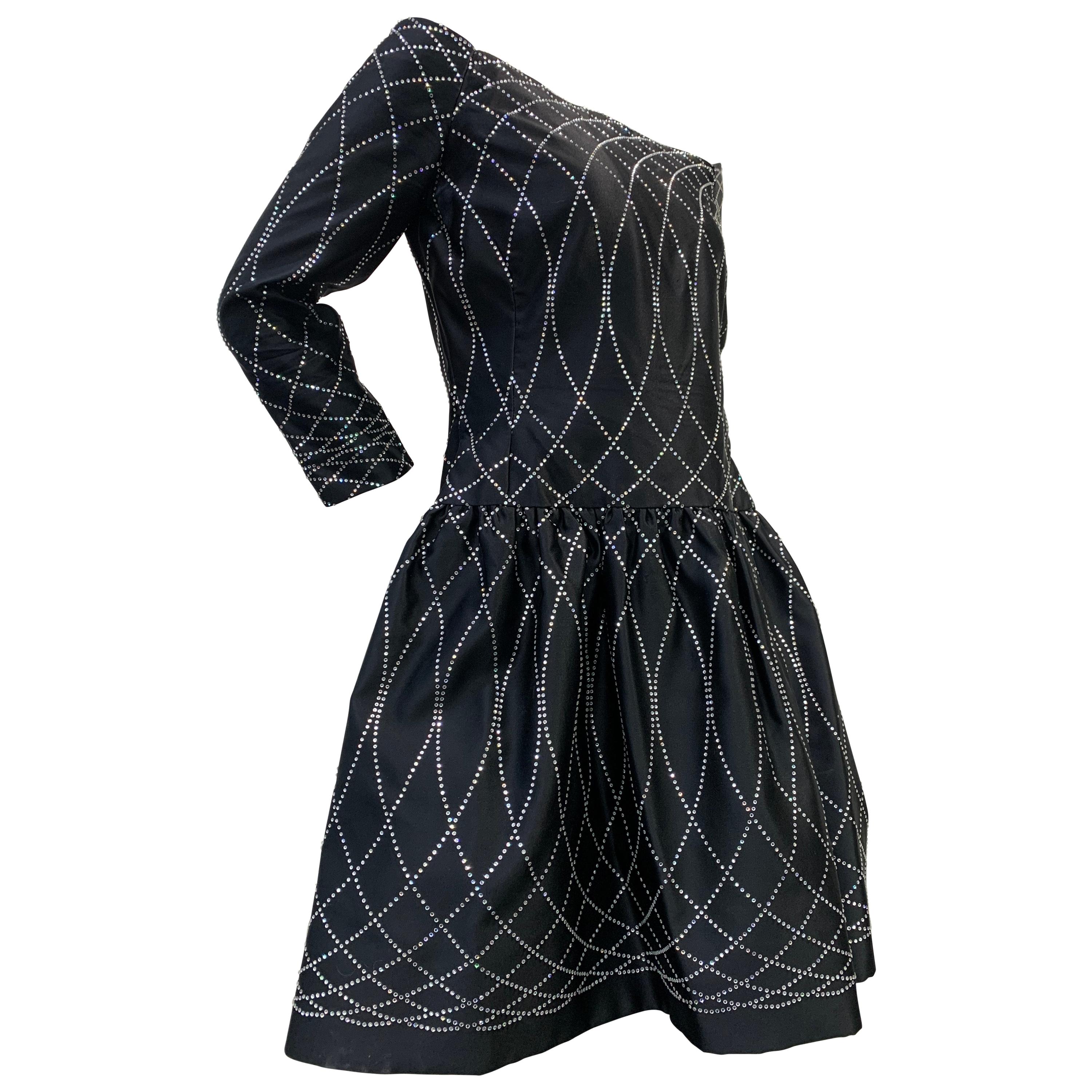 1980 Arnold Scaasi Vestido de cóctel de satén de seda negro con adornos de pedrería en venta