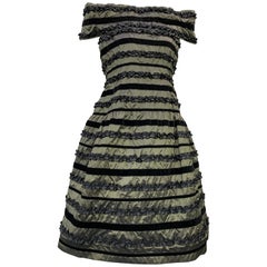 1980 Arnold Scaasi Vestido de cóctel de seda Changeant con terciopelo negro y raya con volantes