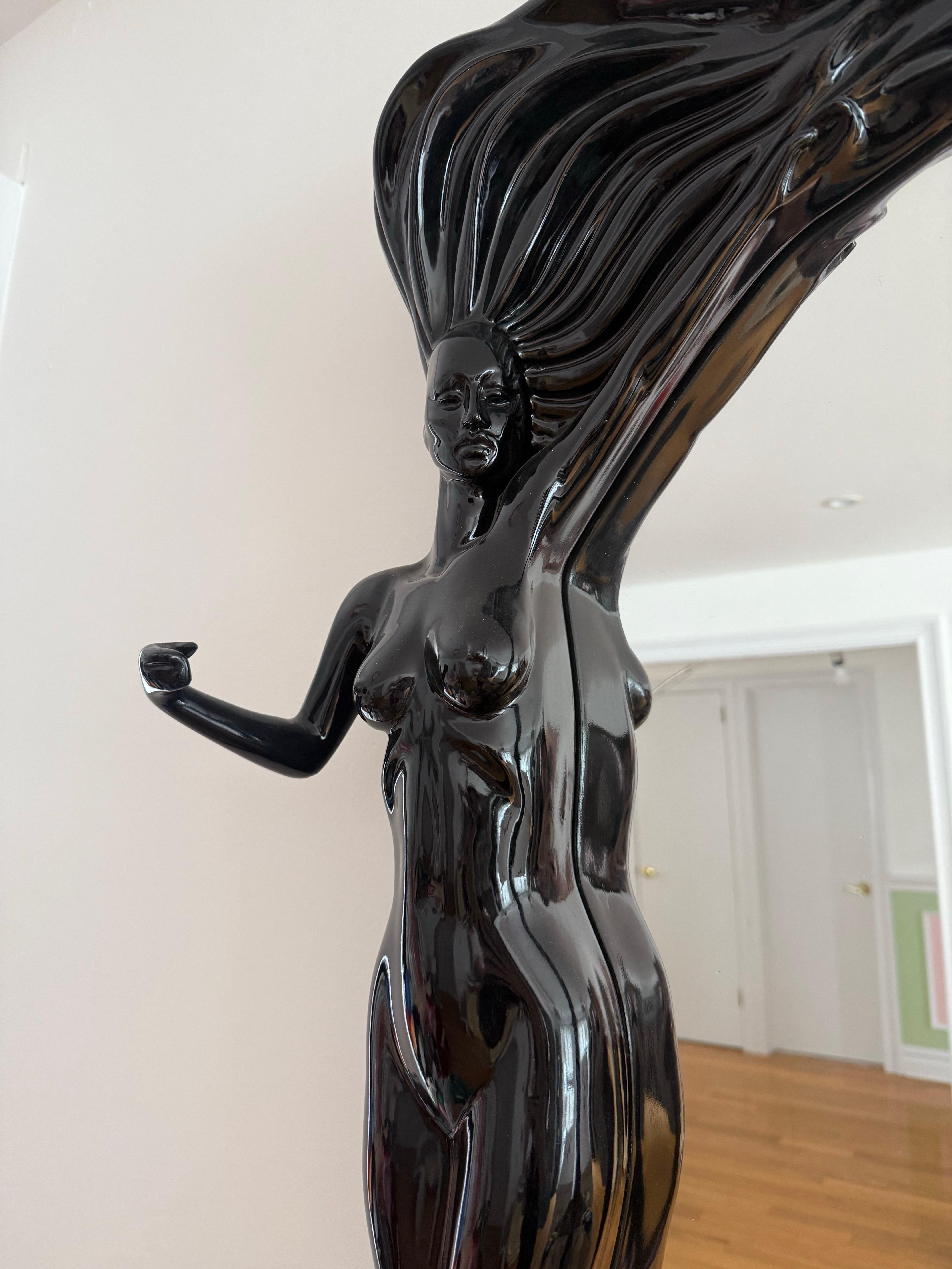 1980 Art Deco Mirror nero per donne nude, realizzato in materiale simile alla ceramica con finitura laccata nera.