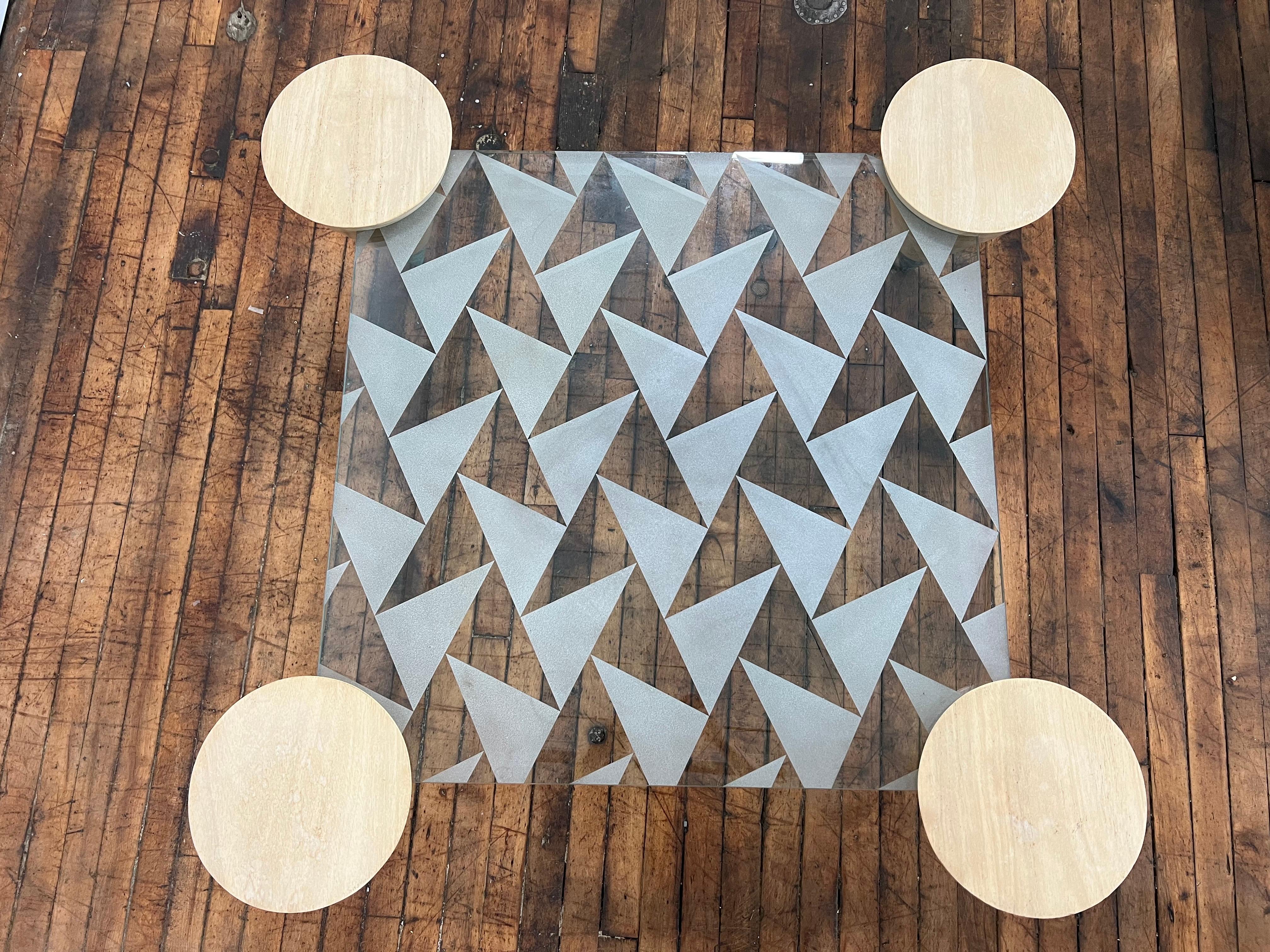 Table basse unique de style art déco avec motif en damier sur le verre. Les pieds sont en bois de rose avec du cuivre à l'extrémité de chaque pied. 

Il s'agit d'une pièce qui attire le regard et qui ne manquera pas de capter l'attention de tous
