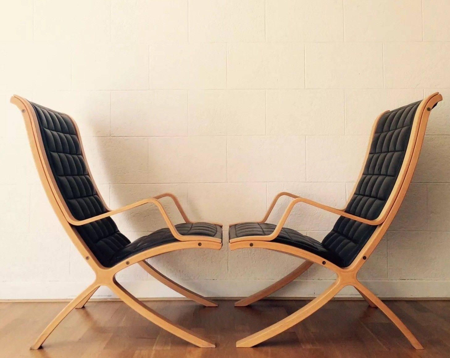 Pair of Ax chairs designed by Orla Mølgaard-Nielsen and Peter Hvidt in 1960, edited by Fritz Hansen Model of the 1980s, sticker present.

Very good condition, leather patina, use stripes.

Scandinavian design, made in Denmark. No restoration.