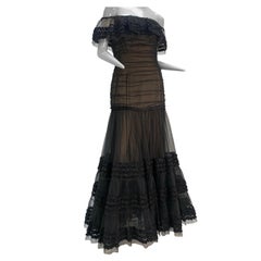 1980 Belleville Sassoon, abito in tulle nero con spalle scoperte e stile peasant.