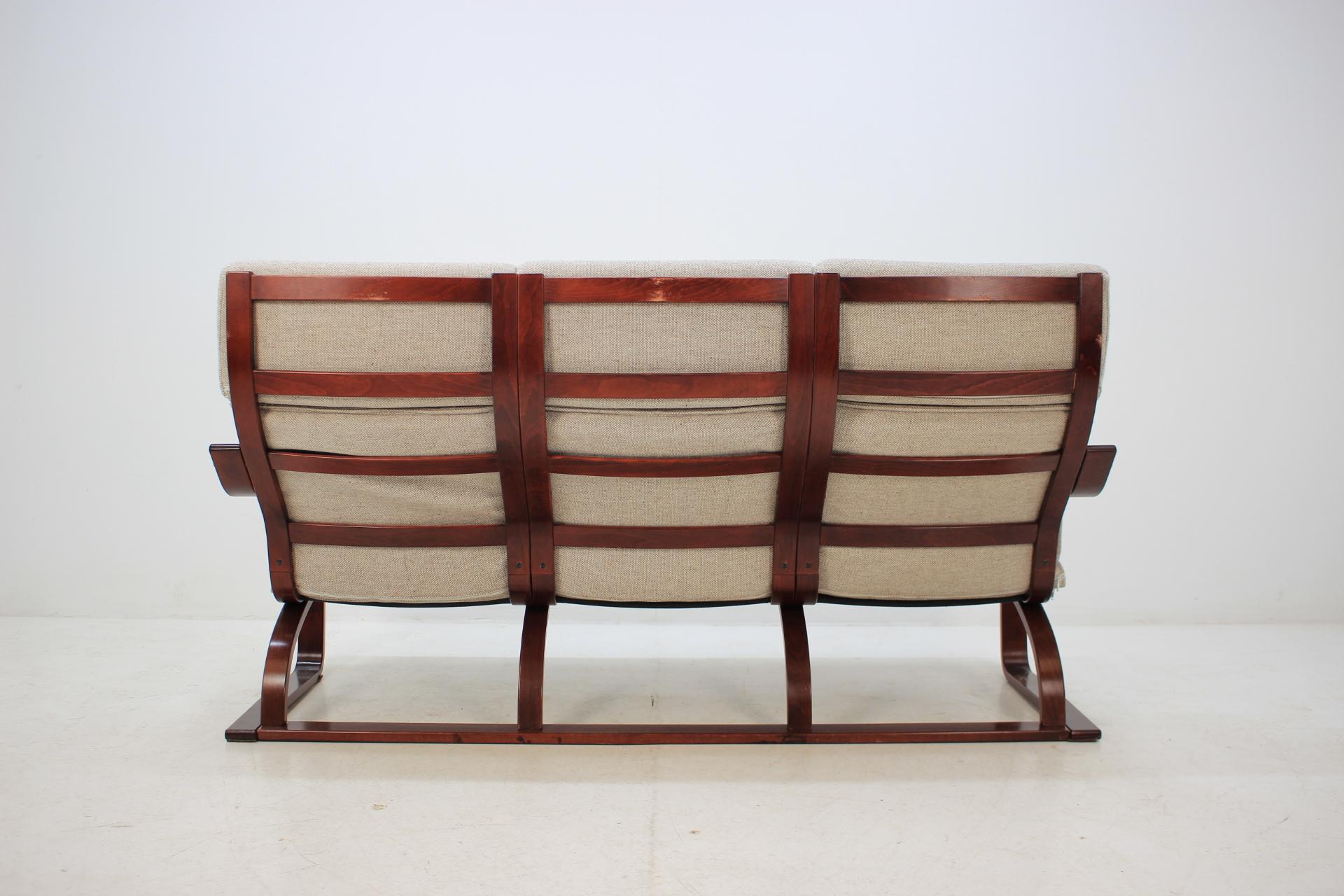1980 Dreisitziges Sofa aus Bugholz, Ton Tschechoslowakei (Stoff) im Angebot